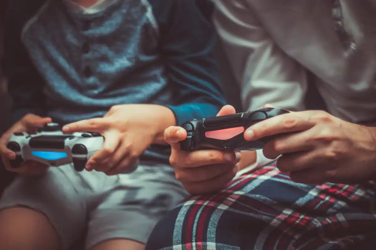 Alt text (in Italian):Socializzare con il gaming: connessioni globali grazie al gioco online