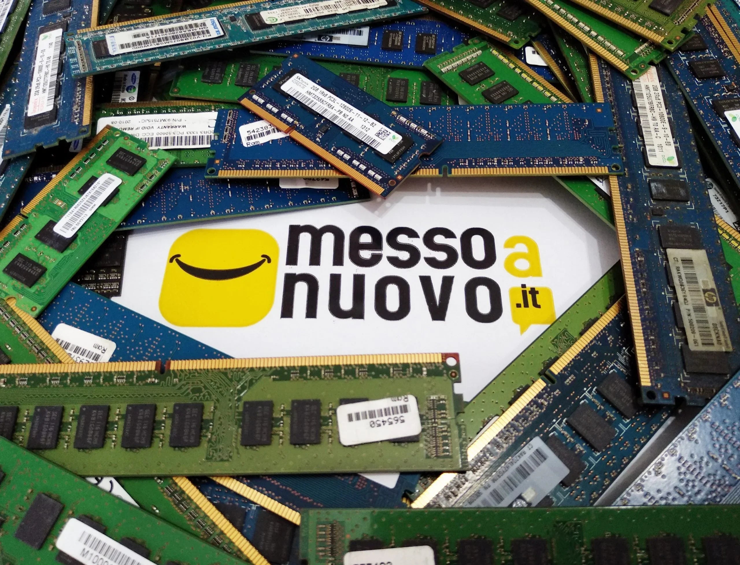 Alt text (in Italian):Moduli RAM DDR3 e DDR4 DIMM e SODIMM su sfondo Messoanuovo.it