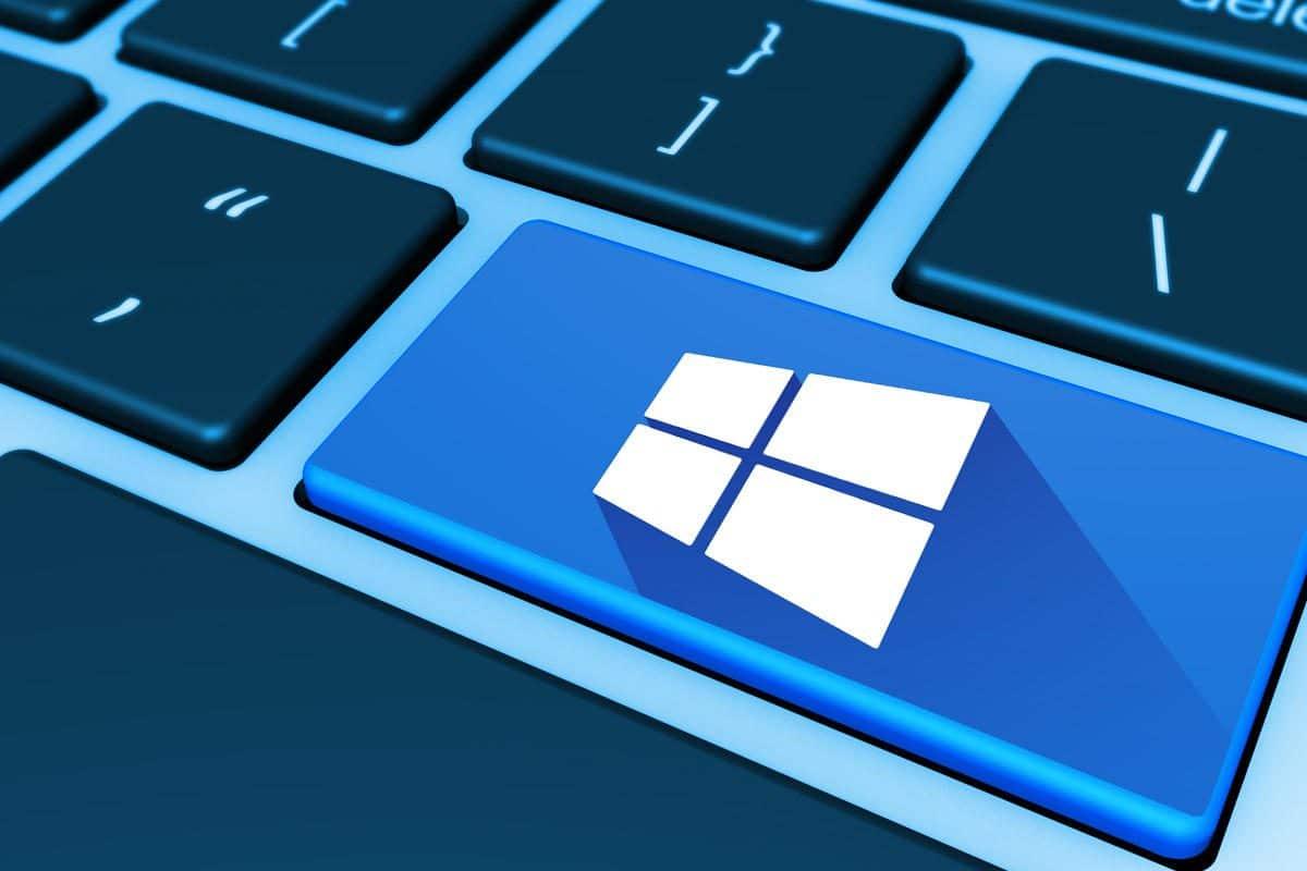 Alt text (in Italian):Tasto Windows su tastiera, guida installazione da chiavetta USB