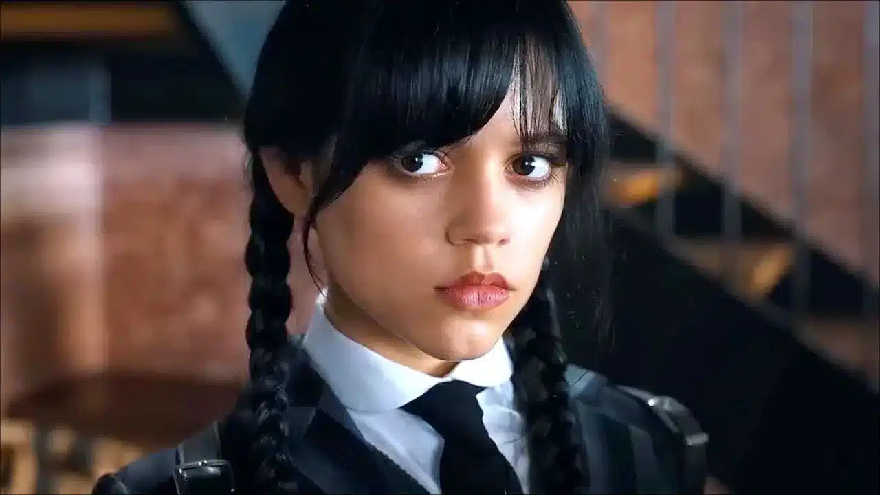 **Alt text (in Italian):**
Jenna Ortega nei panni di Mercoledì Addams nella serie Netflix