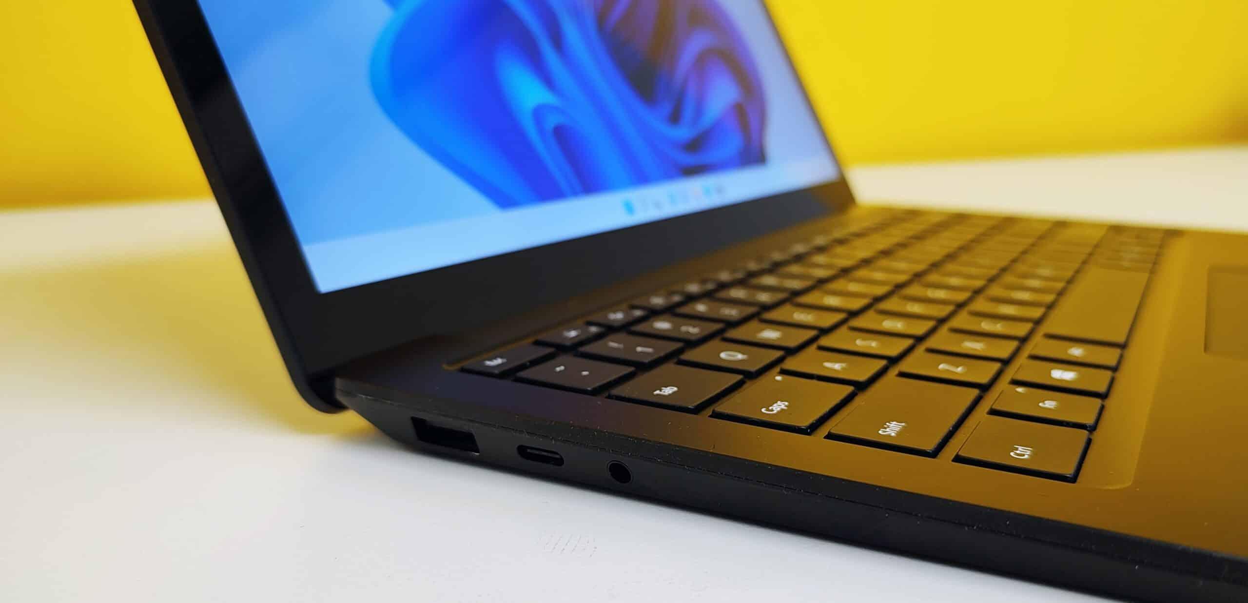 Alt text (in Italian):PC portatile moderno con Windows, ideale tra le offerte sul mercato