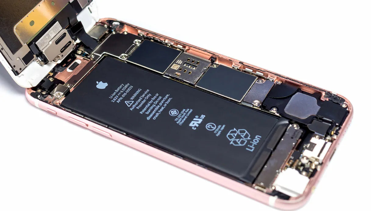 Mano che estrae la batteria di uno smartphone con un cacciavite standard — regolamento UE batterie 2027