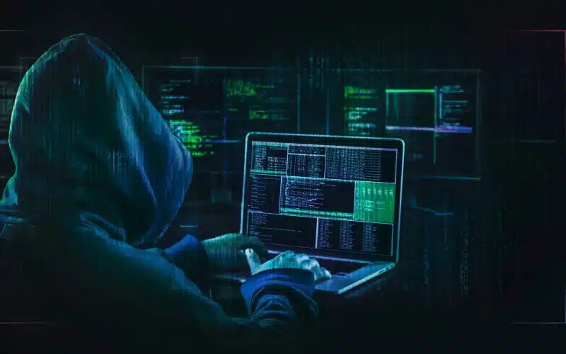 **Alt text (in Italian):**
Hacker nel Dark Web che usa TOR per navigare nell'Internet nascosto.