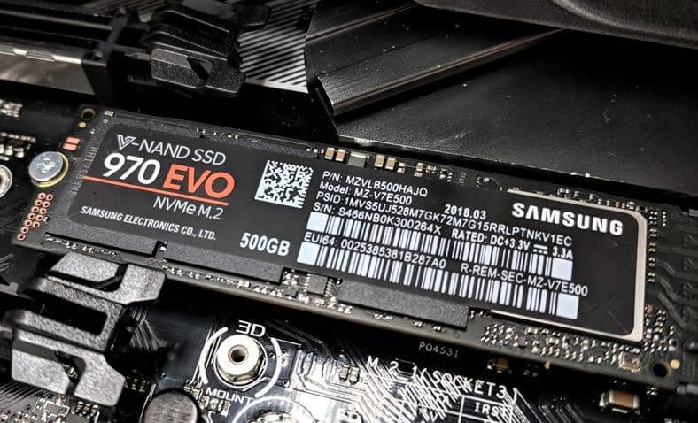 **Alt text (in Italian):**
SSD NVMe Samsung 970 EVO da 500GB installato su scheda madre per prestazioni elevate