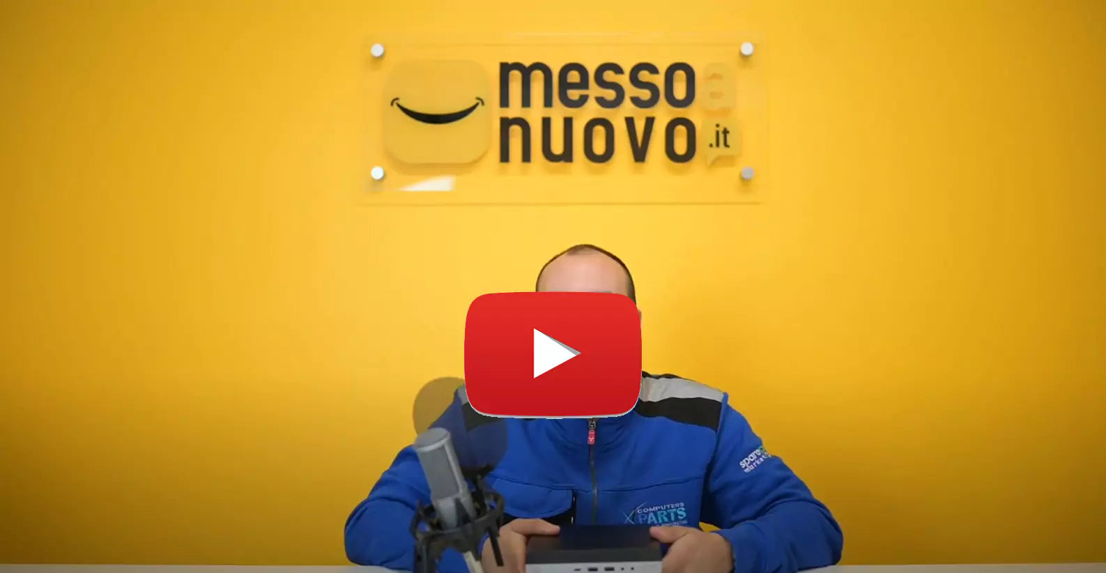 Presentazione PC ricondizionati Messoanuovo.it, sfondo giallo con logo e microfono in vista.