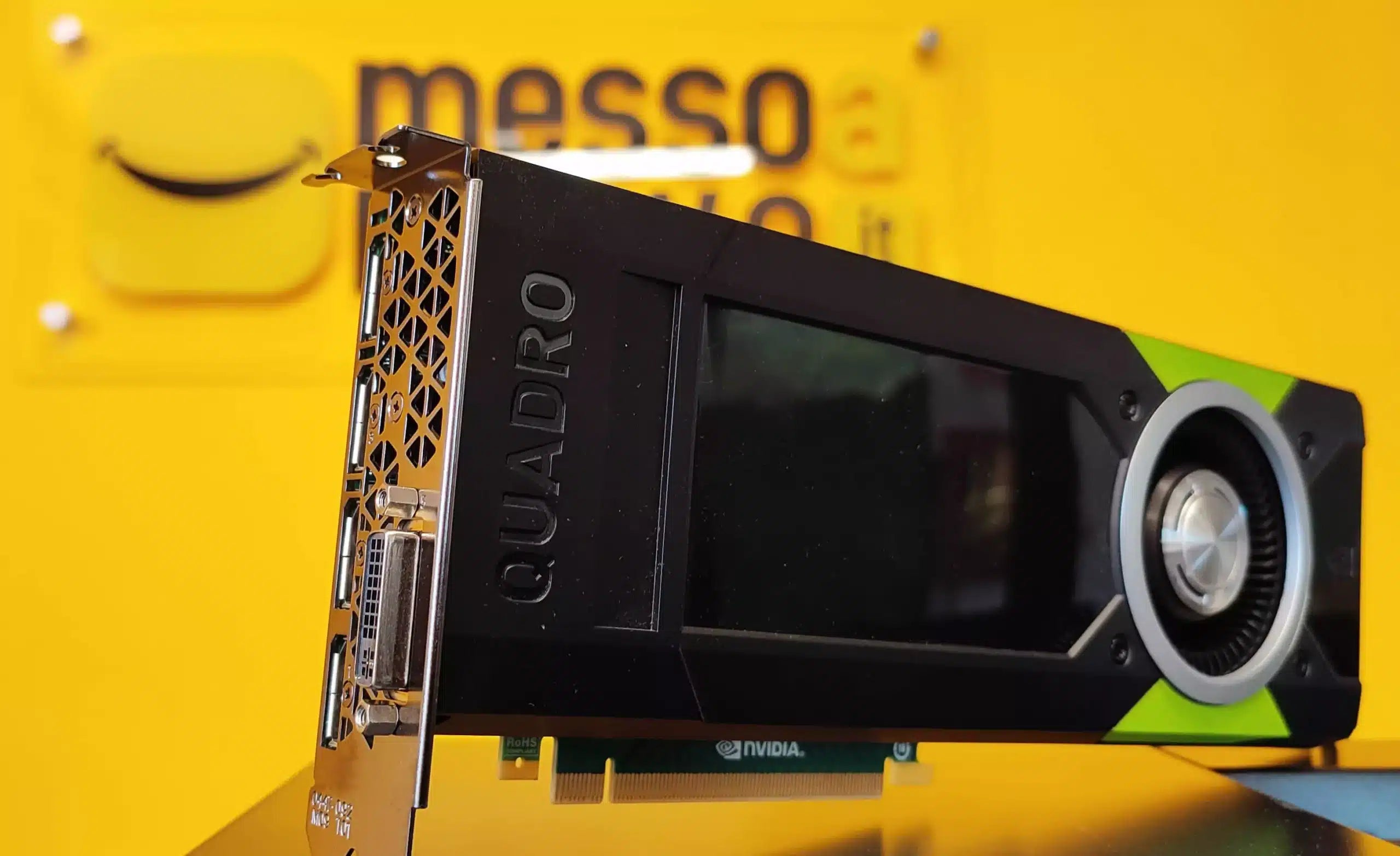 **Alt text (in Italian):**
Scheda video NVIDIA Quadro per Gpu Editing su sfondo giallo brillante.