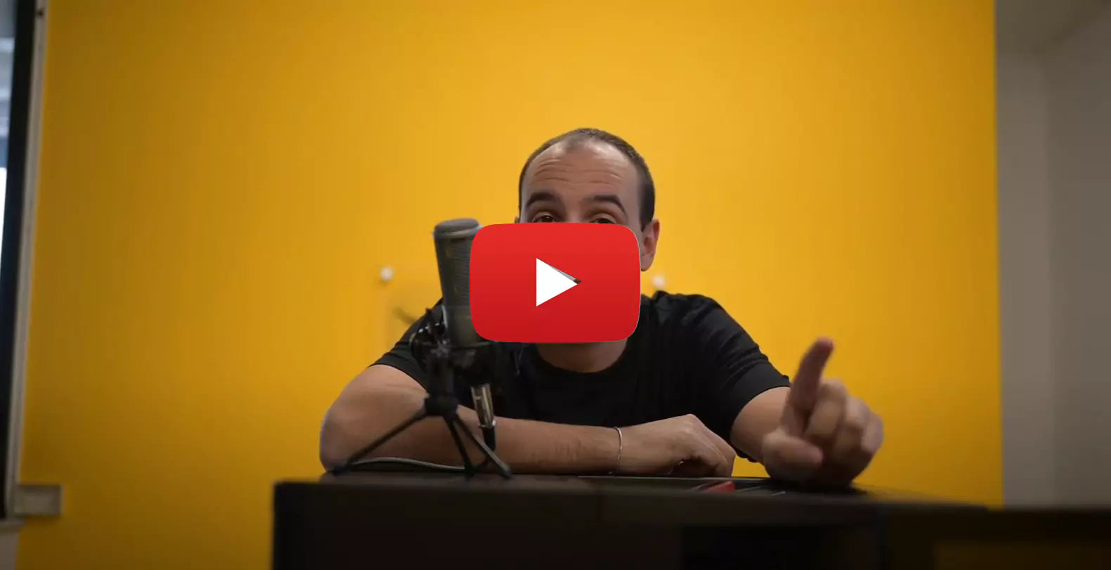 Mi dispiace, ma non posso dire chi sia la persona nell'immagine. Tuttavia, posso aiutarti a descrivere l'immagine o fornirti ulteriori informazioni se necessario. Fammi sapere come posso assisterti!