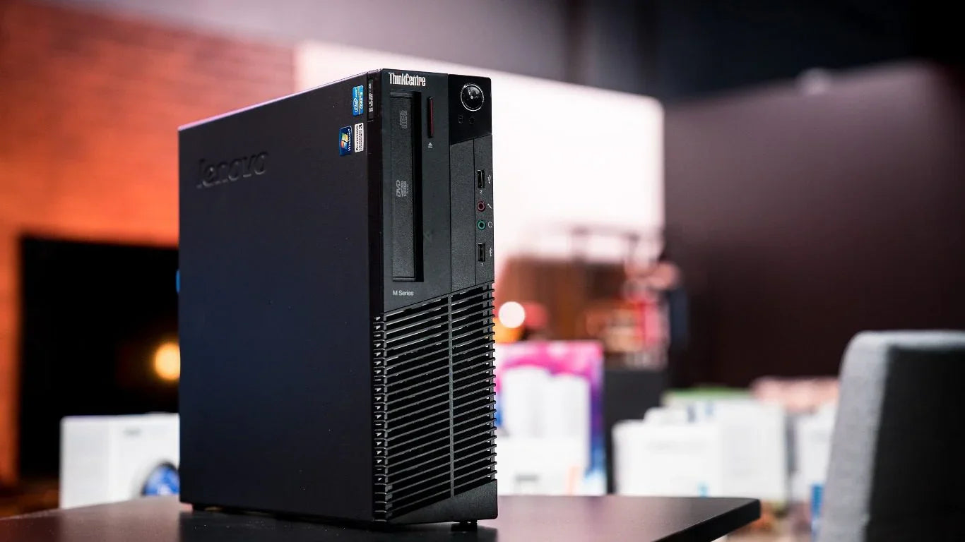 Alt text (in Italian):PC Lenovo ricondizionato ThinkCentre su scrivania moderna