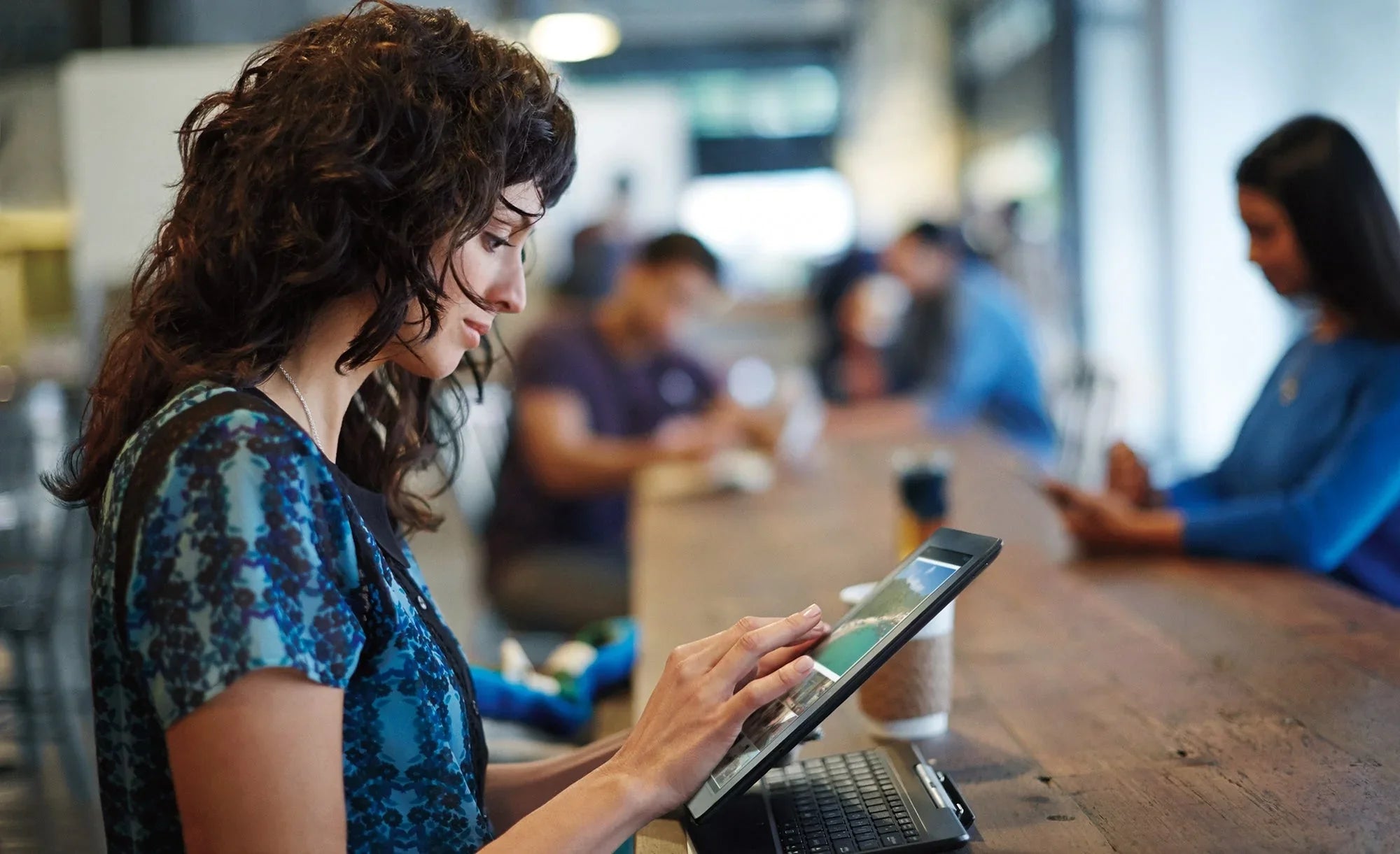 **Alt text (in Italian):** Donna usa un PC tablet 2in1, unendo comodità e funzionalità.