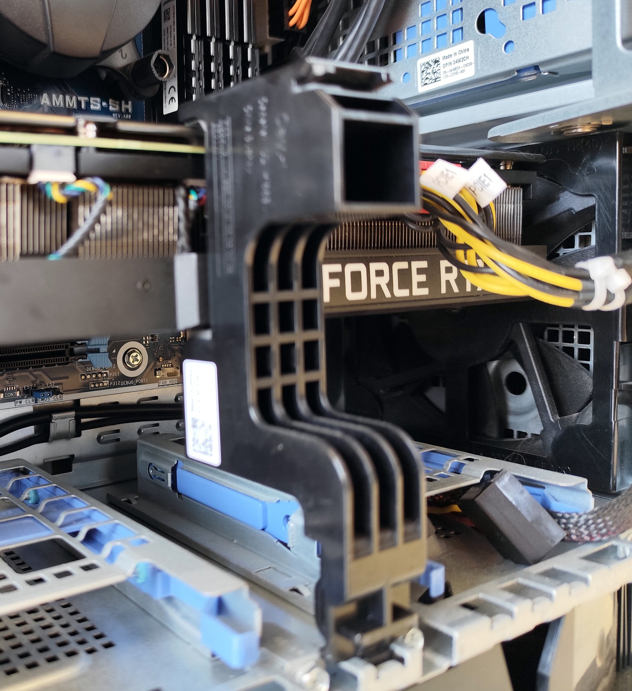 Dettaglio della scheda grafica Nvidia RTX 3080Ti all'interno del Dell Alienware Aurora R10, PC gaming ad alte prestazioni.