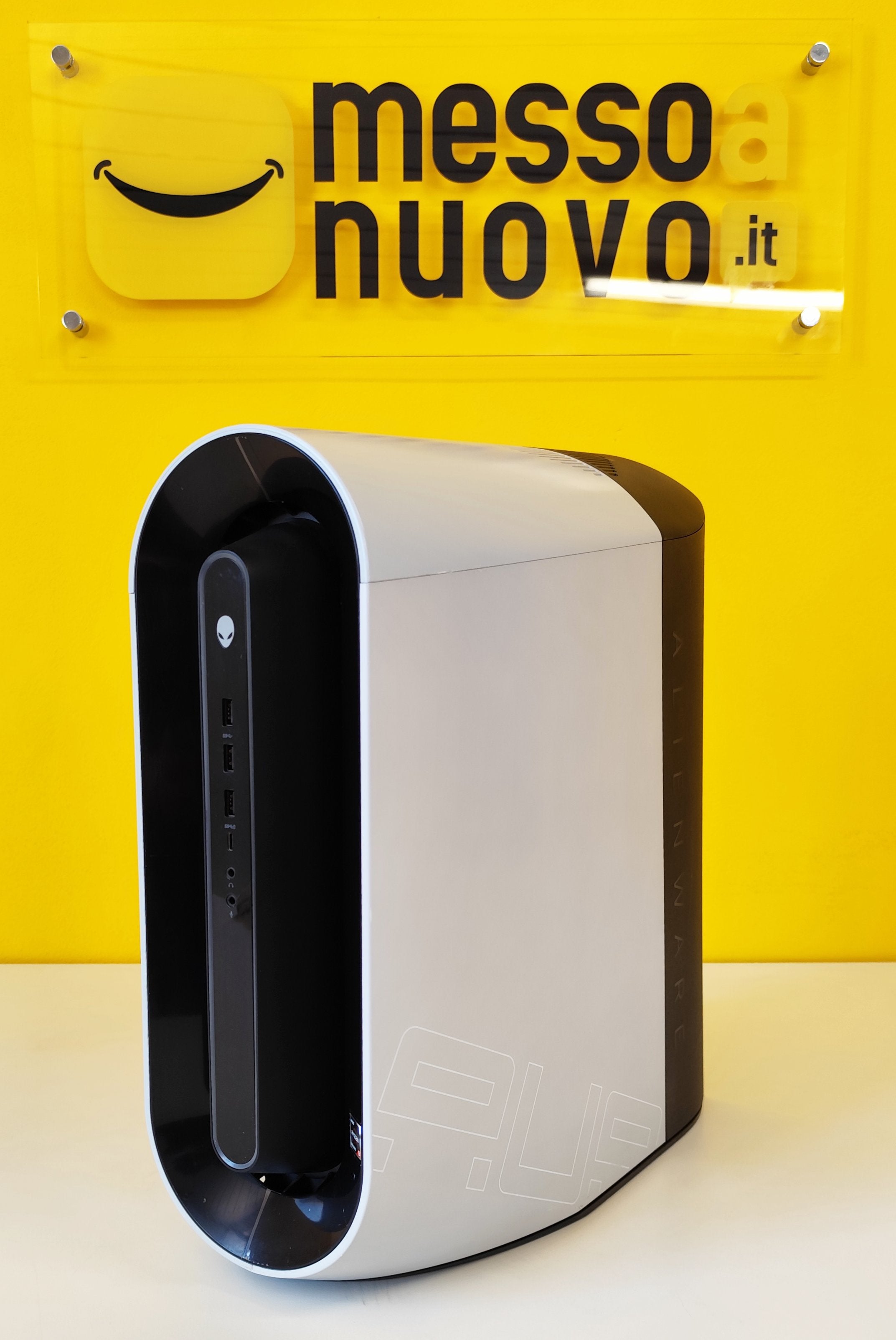Dell Alienware Aurora R10 esposto presso Messoanuovo.it, PC gaming con Ryzen 9, 128GB RAM e RTX 3080Ti, ideale per gamer.
