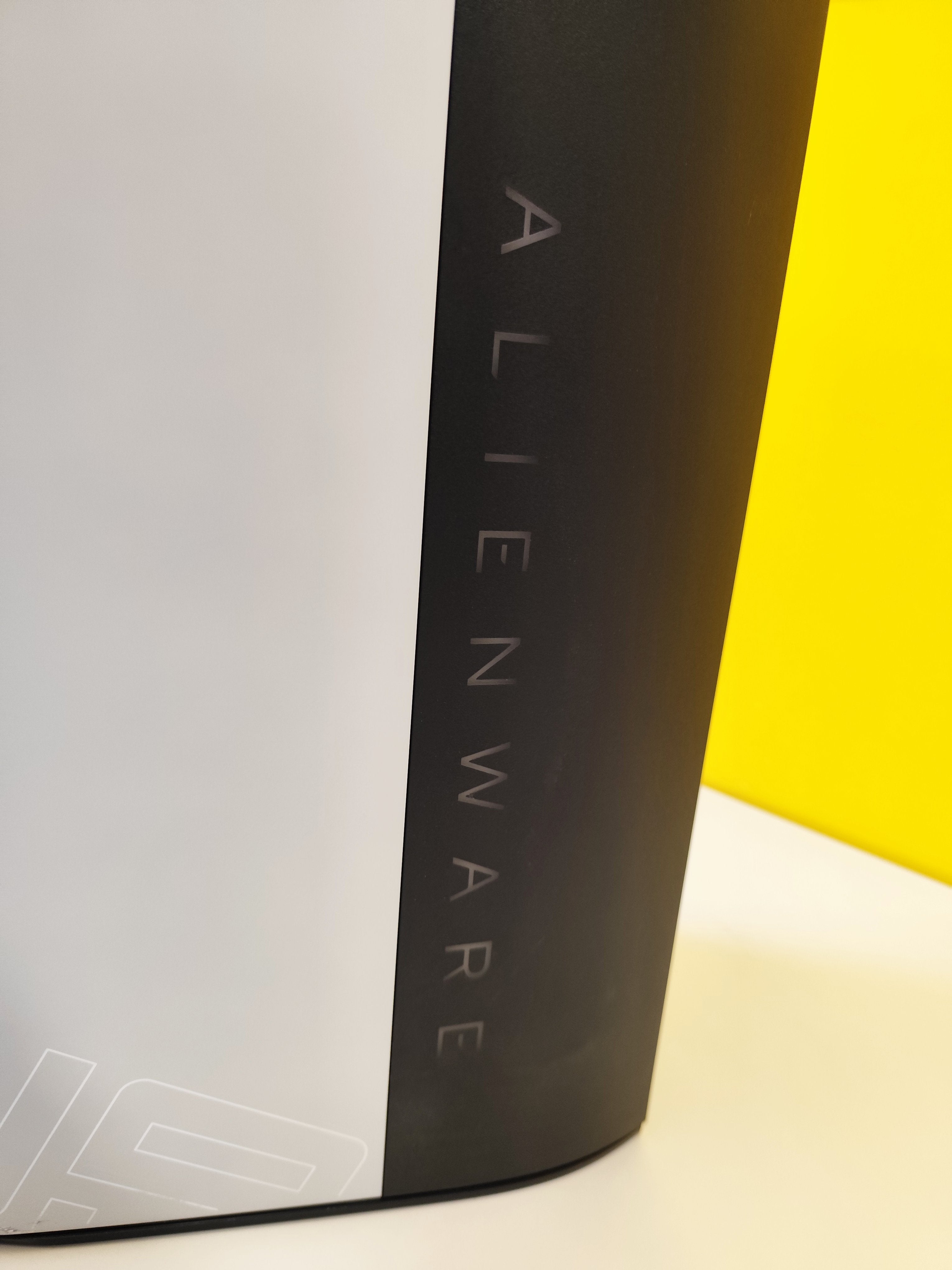 Dettaglio del logo ALIENWARE inciso sul lato del case del Dell Aurora R10, PC gaming con Ryzen 9 e RTX 3080Ti.