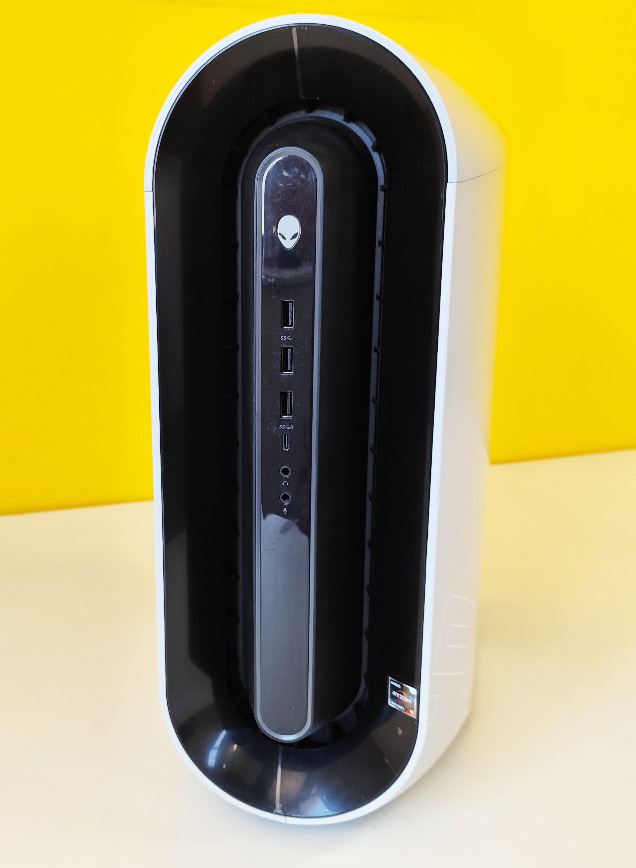 Vista frontale ravvicinata del Dell Alienware Aurora R10 con porte USB e LED, PC gaming con Ryzen 9 e RTX 3080Ti.