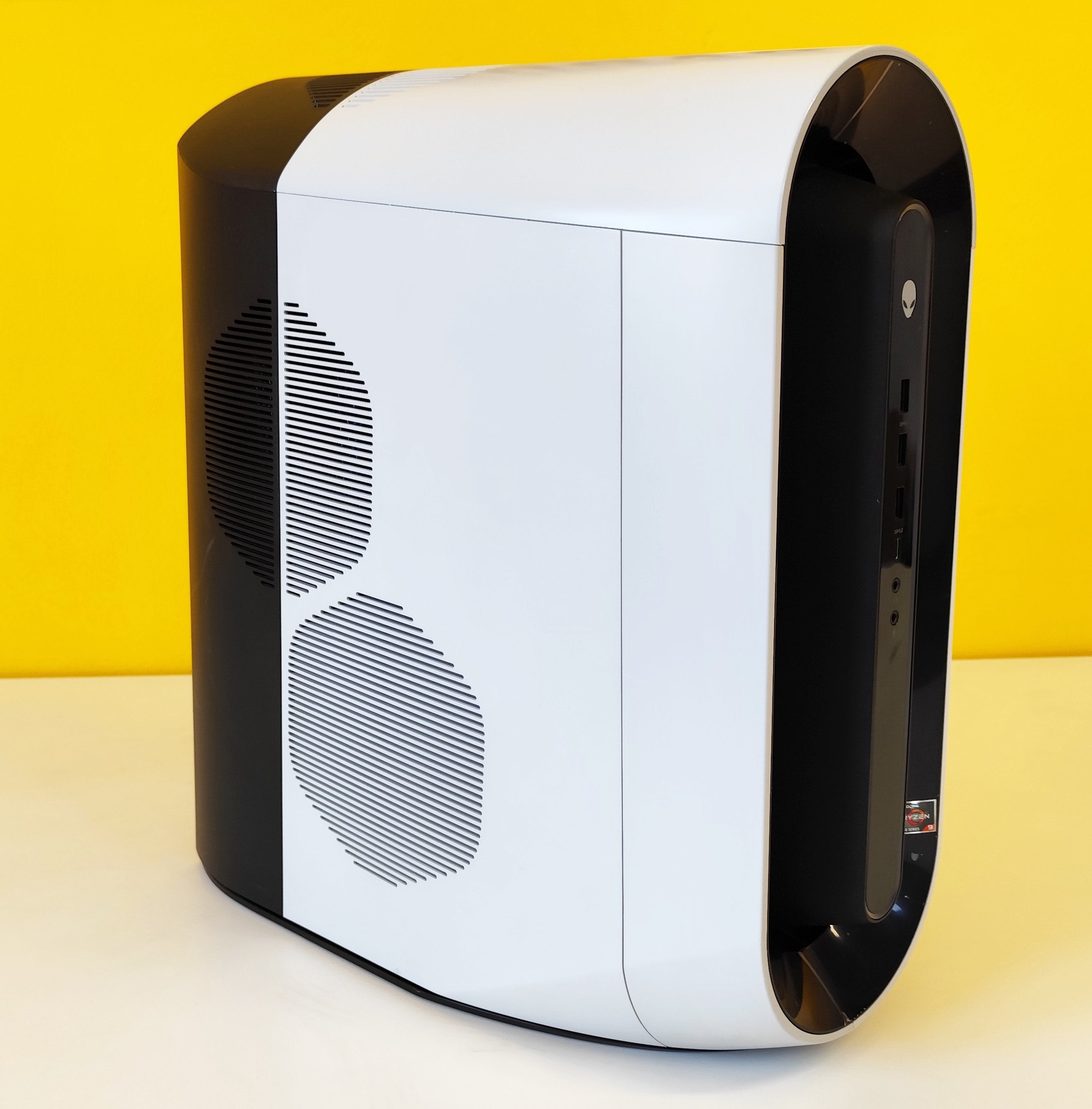 Dell Alienware Aurora R10 con griglie laterali di raffreddamento, Ryzen 9 e RTX 3080Ti, ottimizzato per il gaming ad alte prestazioni.