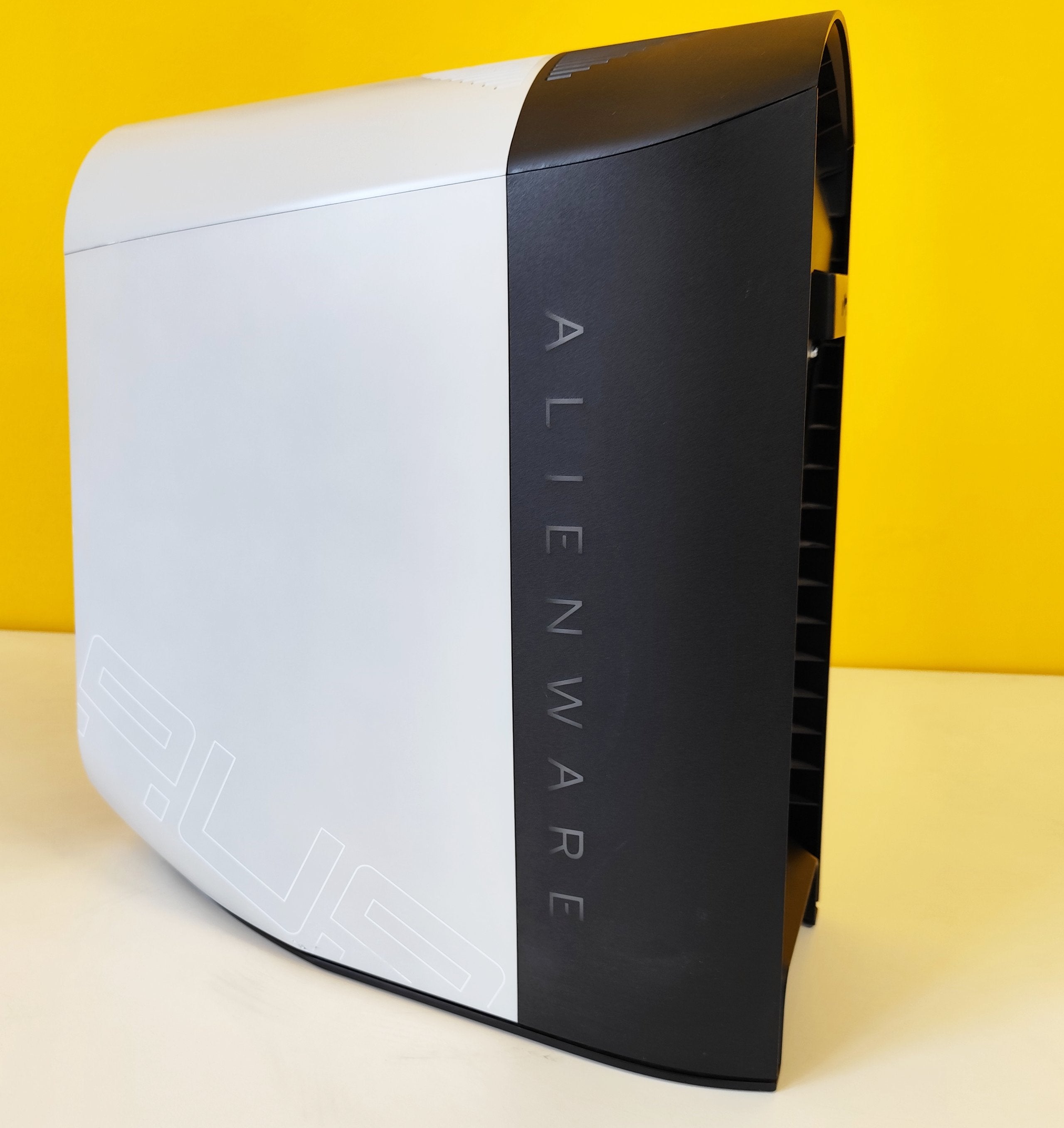 Vista laterale del Dell Alienware Aurora R10 con logo ALIENWARE, PC gaming potente con Ryzen 9 e RTX 3080Ti.