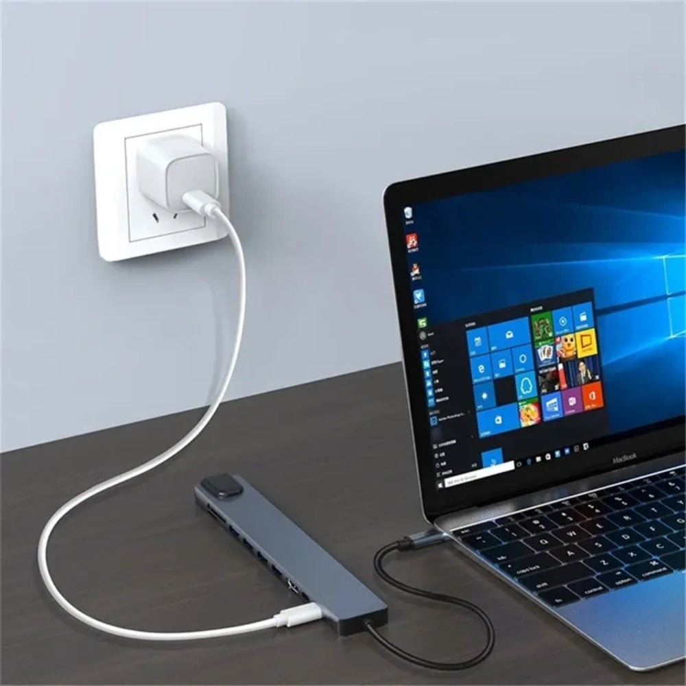 Docking Station USB-C 10 in 1 collegata a laptop in ricarica, perfetta per postazioni di lavoro con alimentazione 100W.