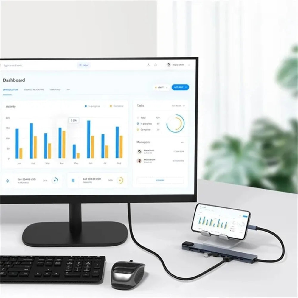 Docking Station USB-C 10 in 1 collegata a monitor e smartphone, ideale per multitasking e produttività desktop.