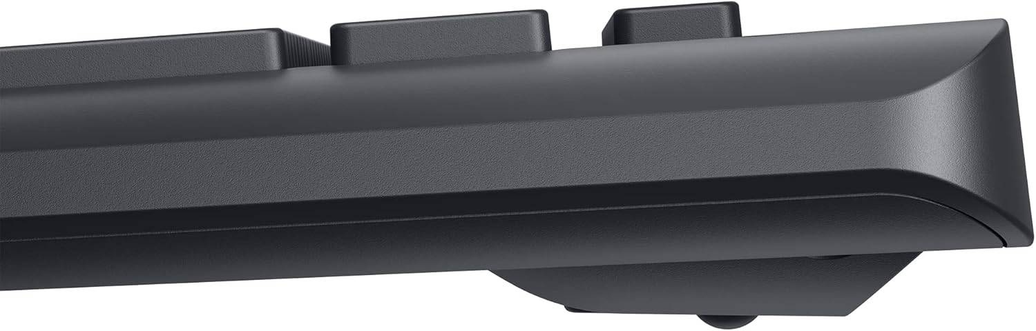 Vista ravvicinata del bordo tastiera Dell KM3322W, struttura solida e finitura opaca per un look professionale.