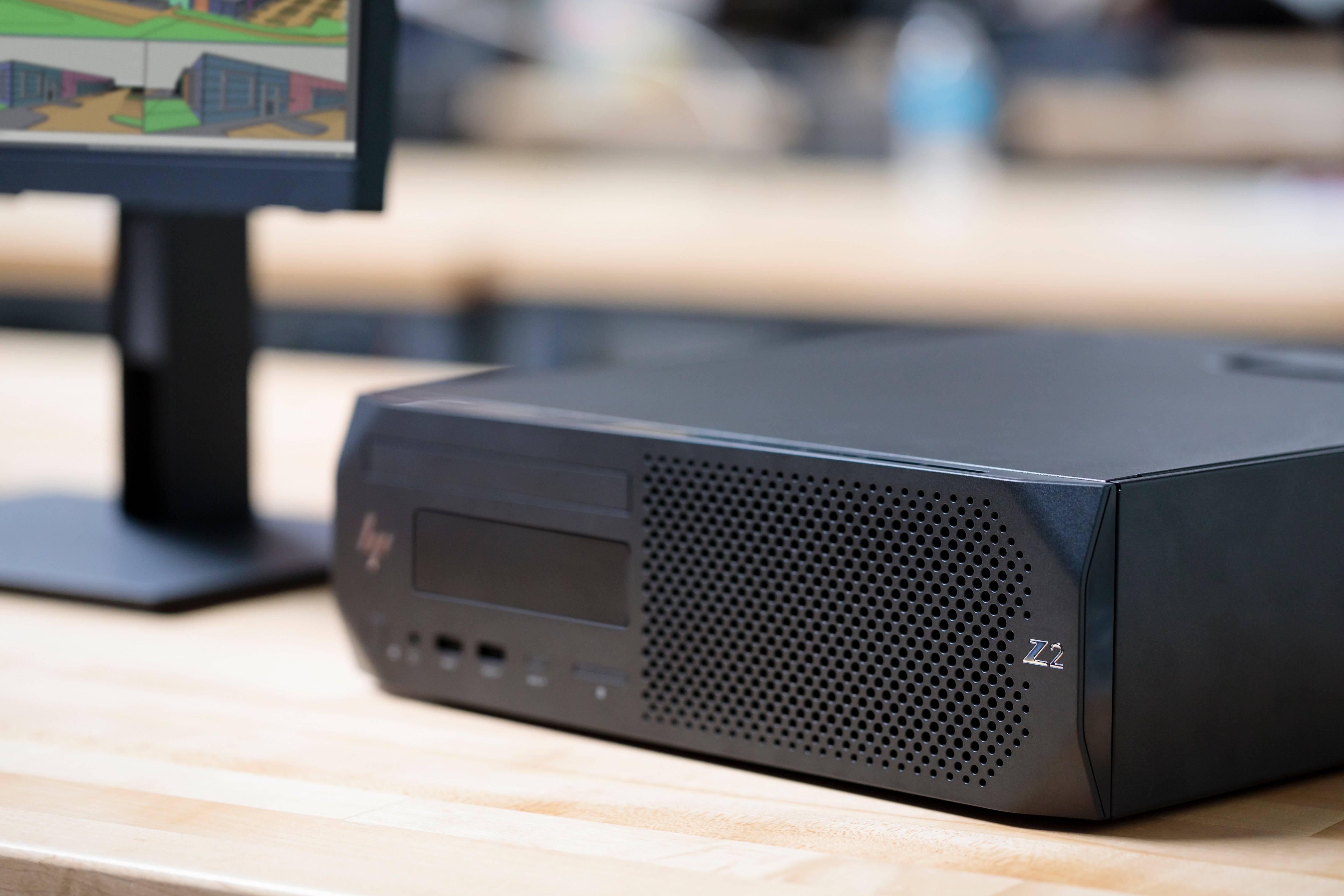 HP Z2 G4 SFF su scrivania da ufficio, workstation compatta con Intel Core i9 e FreeDOS, perfetta per ambienti di lavoro dinamici.