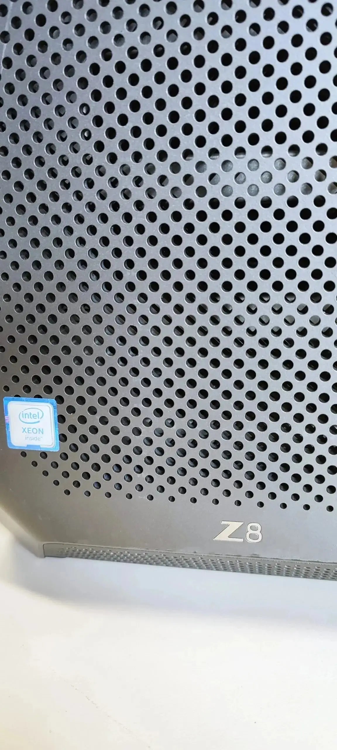 Dettaglio frontale della workstation HP Z8 G4 con griglia di ventilazione e logo Intel Xeon, ideale per CAD, AI e rendering 3D.