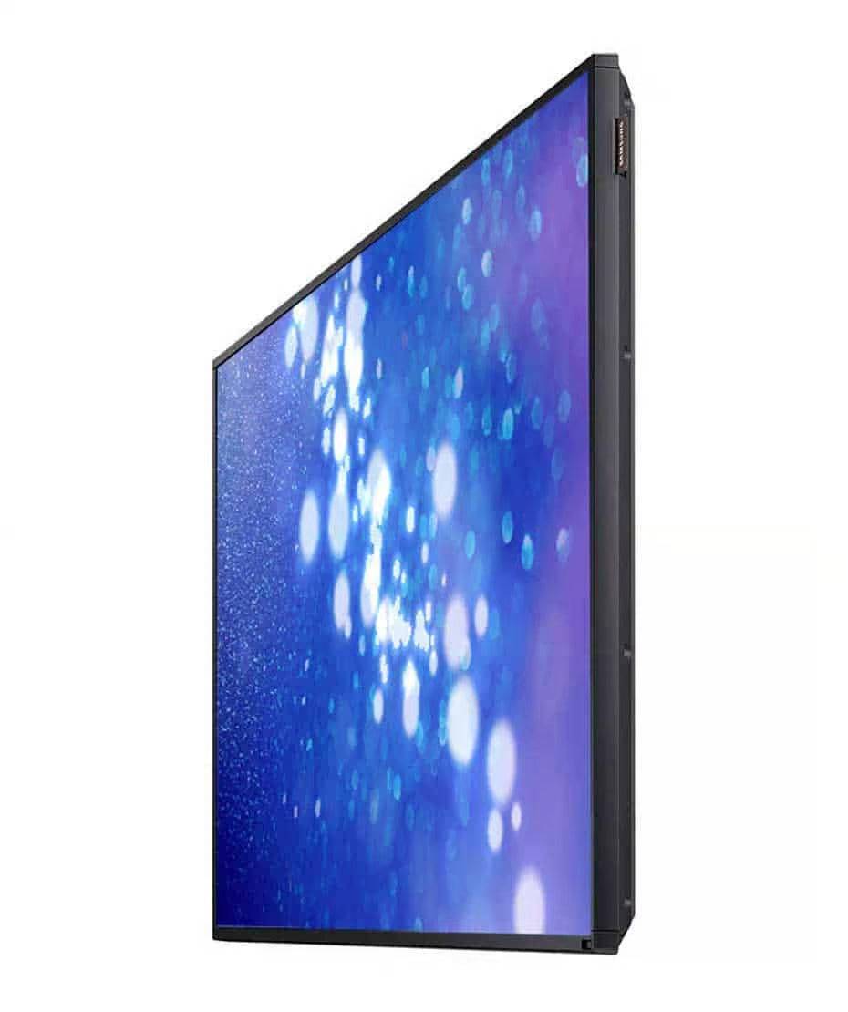 Vista angolare del Samsung DM55E 55 pollici Signage Display Full HD ricondizionato, perfetto per comunicazione visiva con alta qualità d'immagine.