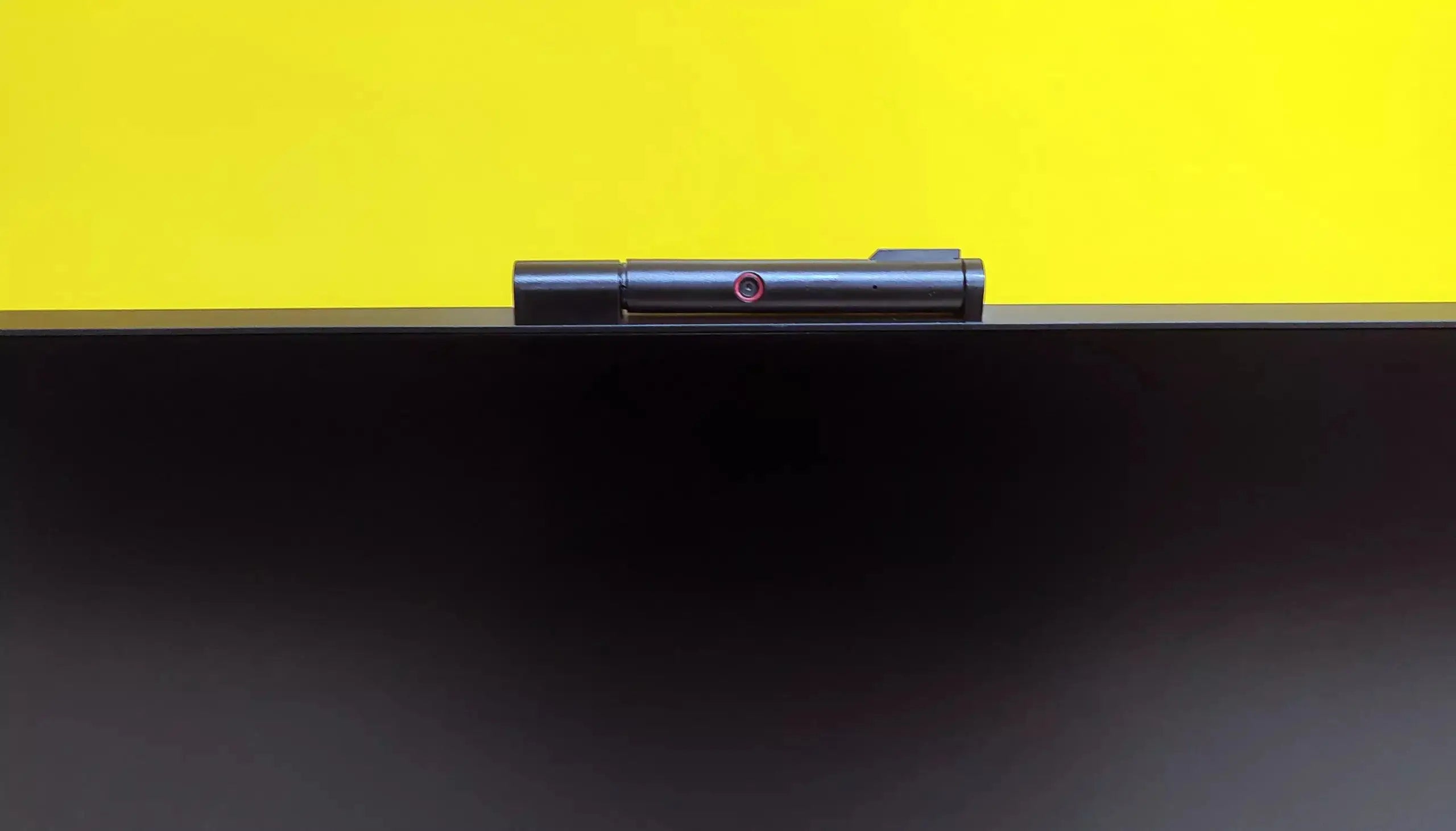 Webcam pop-up integrata nel Lenovo ThinkCentre TIO24 All In One, ideale per videoconferenze sicure e professionali.