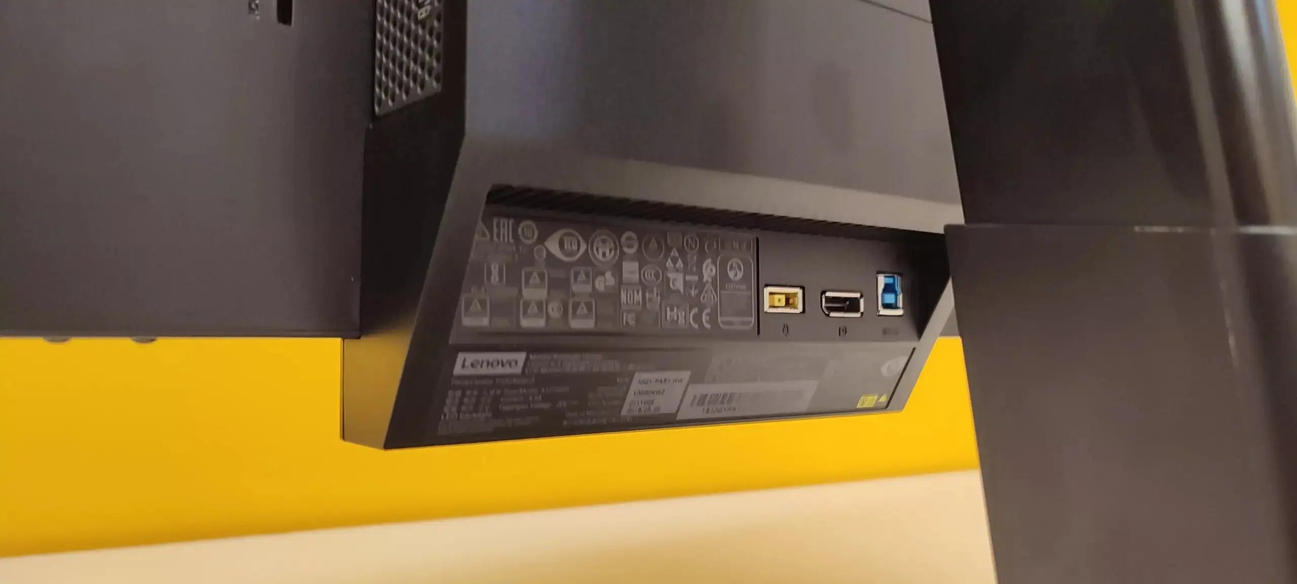 Dettaglio delle porte posteriori del Lenovo ThinkCentre TIO24 All In One, inclusi USB, HDMI e alimentazione, per una connettività completa.