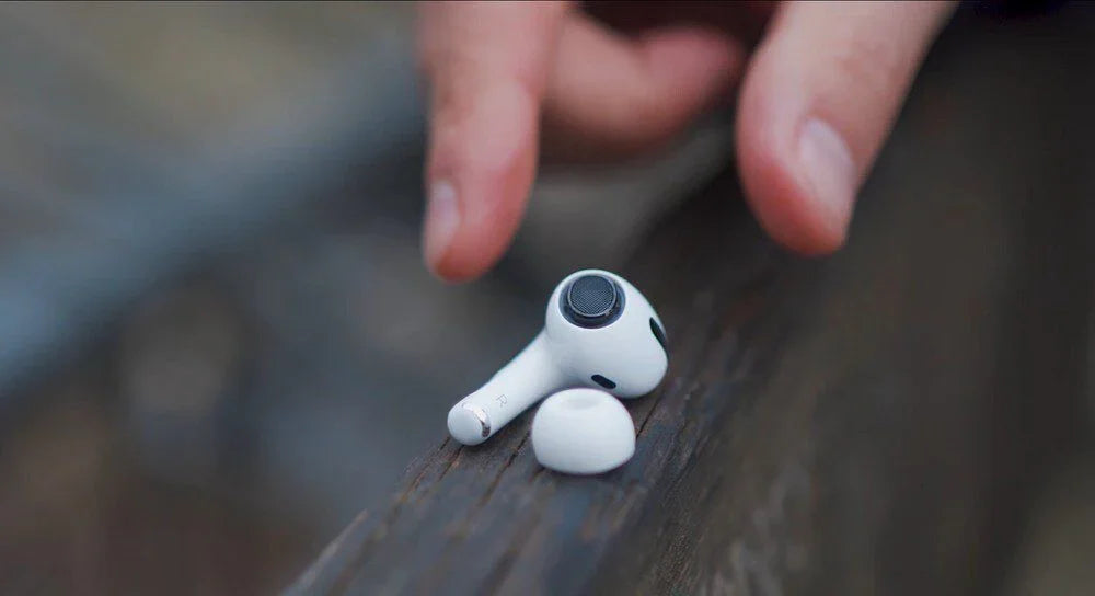 **Alt text (in Italian):** Cuffie wireless bianche, sicurezza e comodità in primo piano.