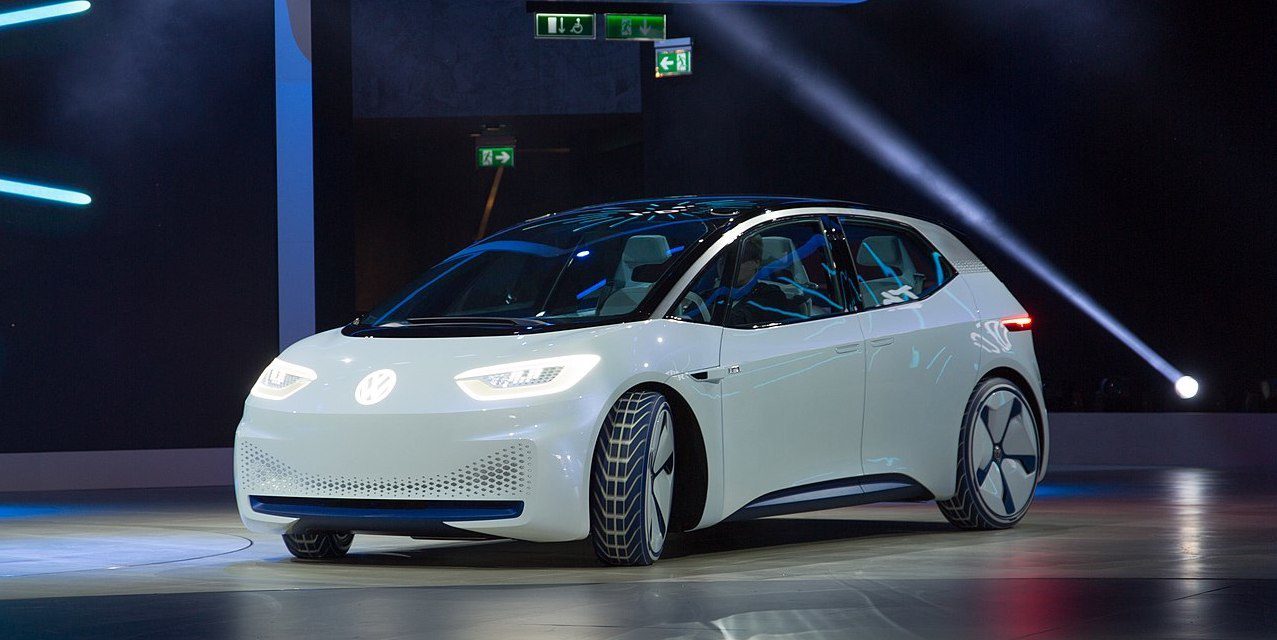 Alt text (in Italian): Auto elettrica Volkswagen ID.3 simbolo del successo della mobilità green.