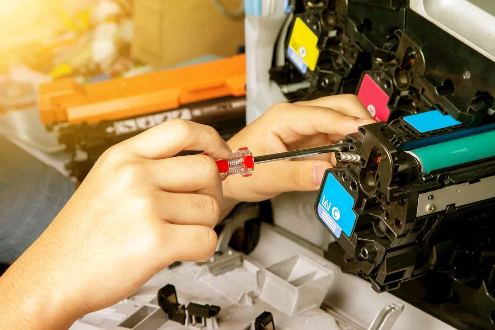 **Alt text (in Italian):** Manutenzione stampante laser: toner e componenti interni in dettaglio.