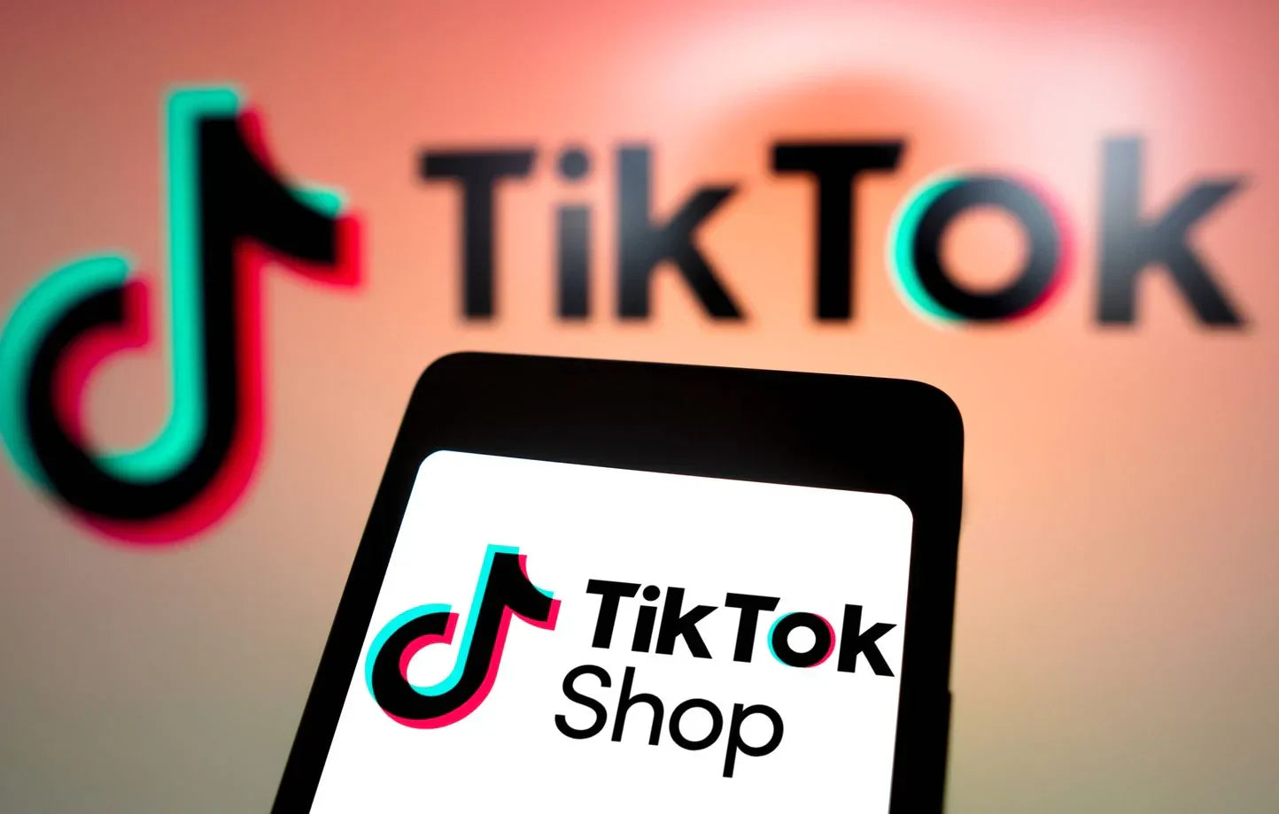 Logo TikTok Shop su smartphone per acquisti diretti in Italia