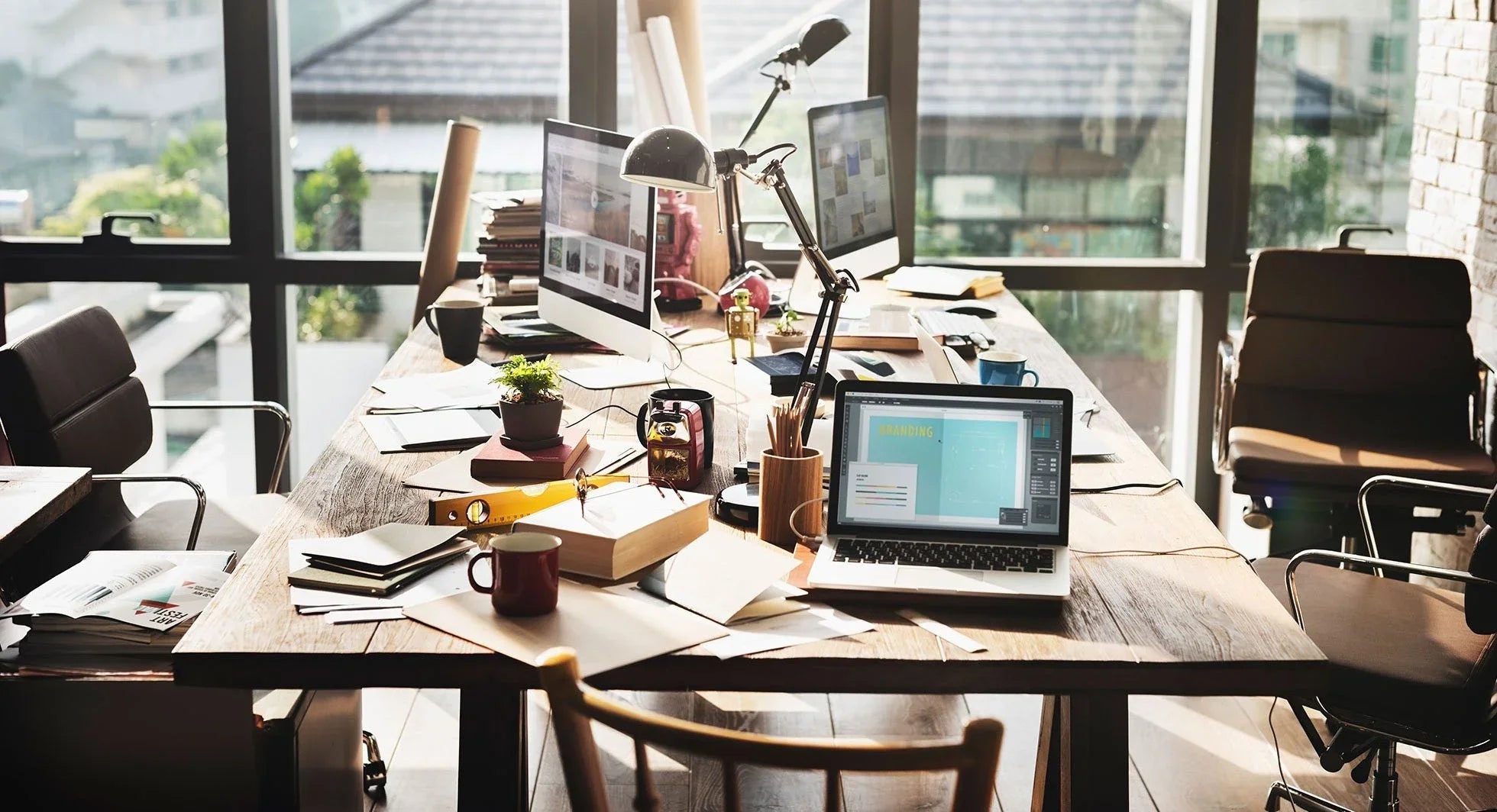 Alt text (in Italian):  
Ufficio moderno con apparecchiature informatiche in locazione operativa.