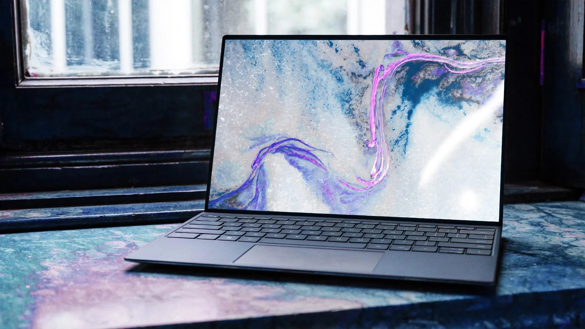 Alt text (in Italian):Computer portatile ricondizionato con design moderno su scrivania blu