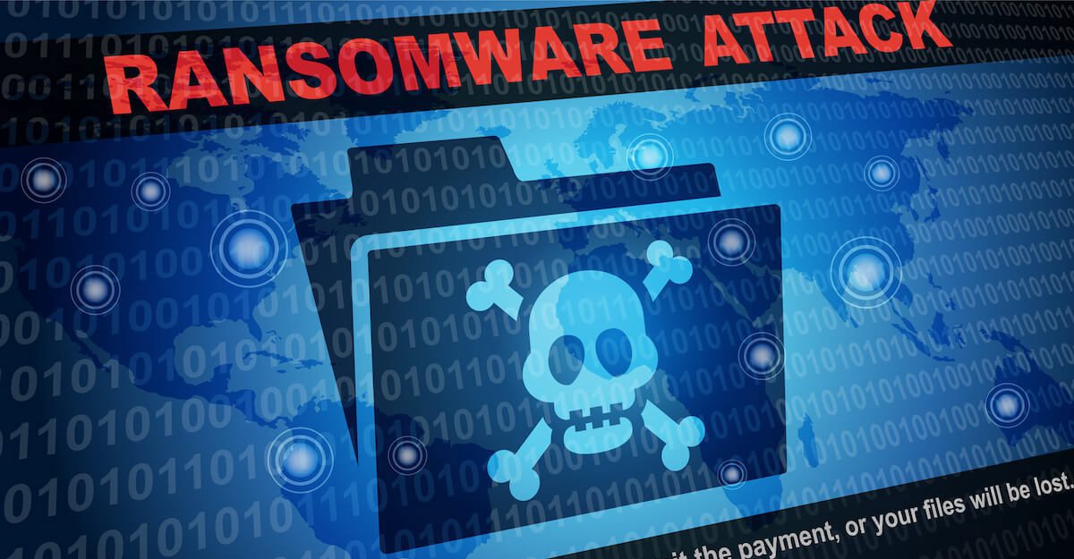 **Alt text (in Italian):**  
Attacco ransomware con icona teschio su cartella digitale e codice binario.