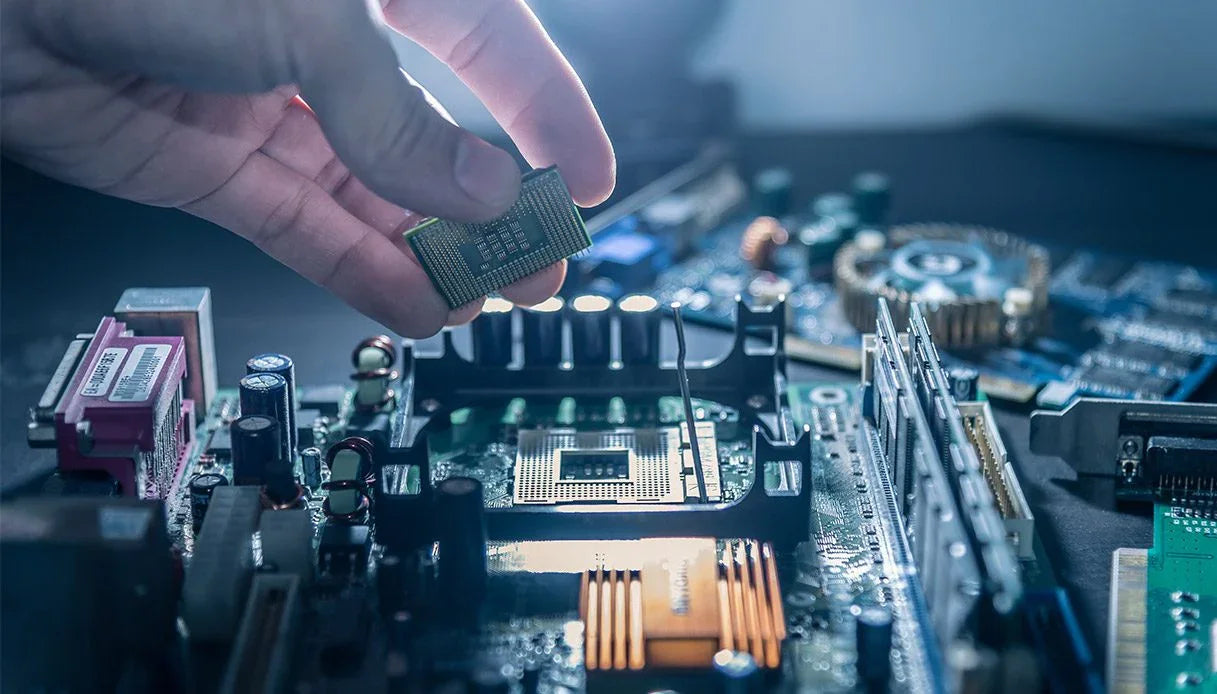 Alt text (in Italian): Mano inserisce CPU su scheda madre o mainboard di un computer.