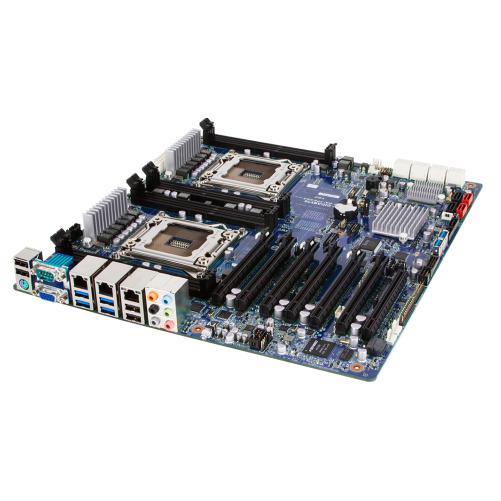 Scheda madre avanzata con doppio socket CPU, porte USB multiple e slot RAM.