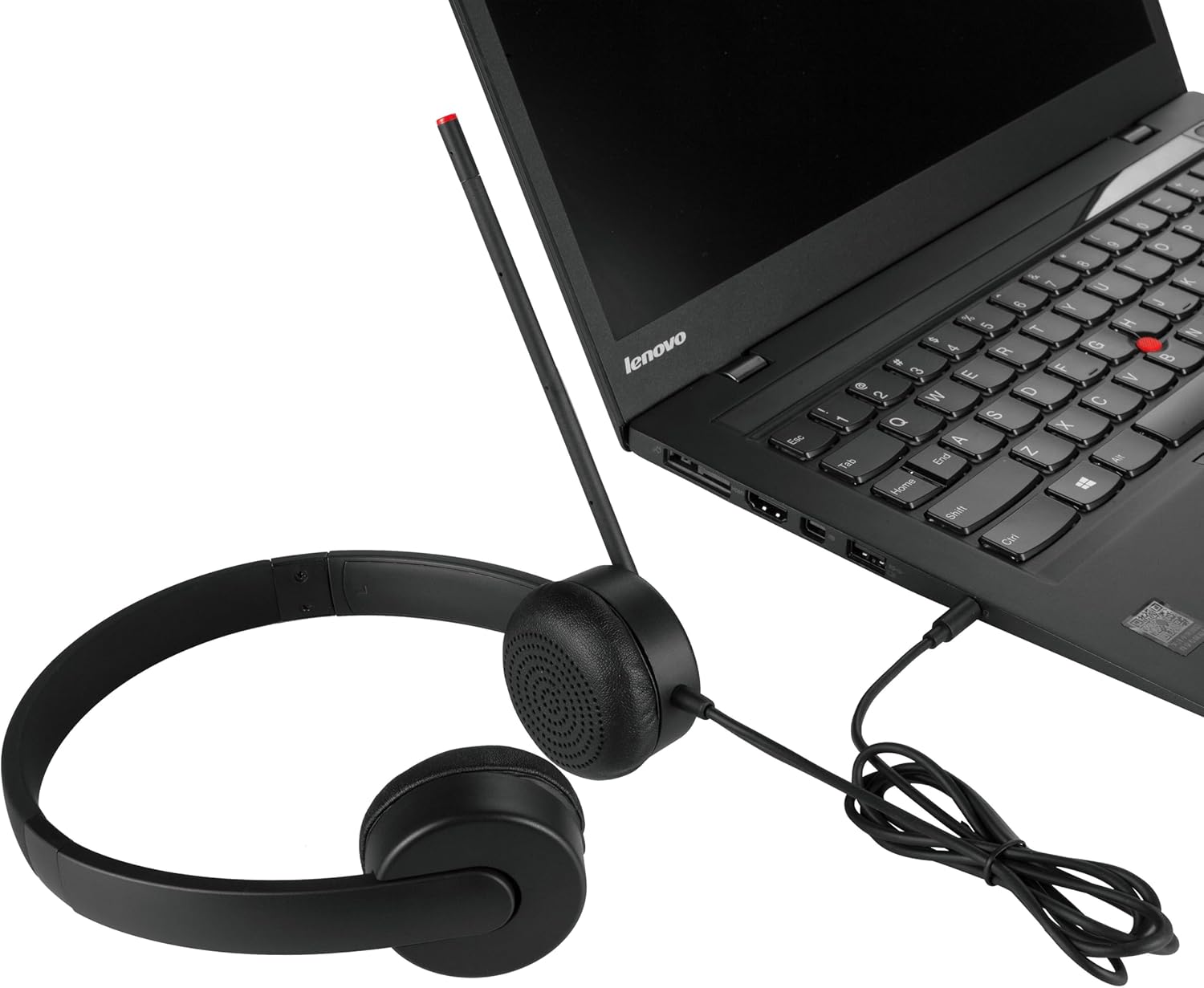 Cuffie Lenovo con microfono collegate a laptop tramite jack 3.5mm, soluzione audio chiara e pratica per lavoro da remoto e videoconferenze.