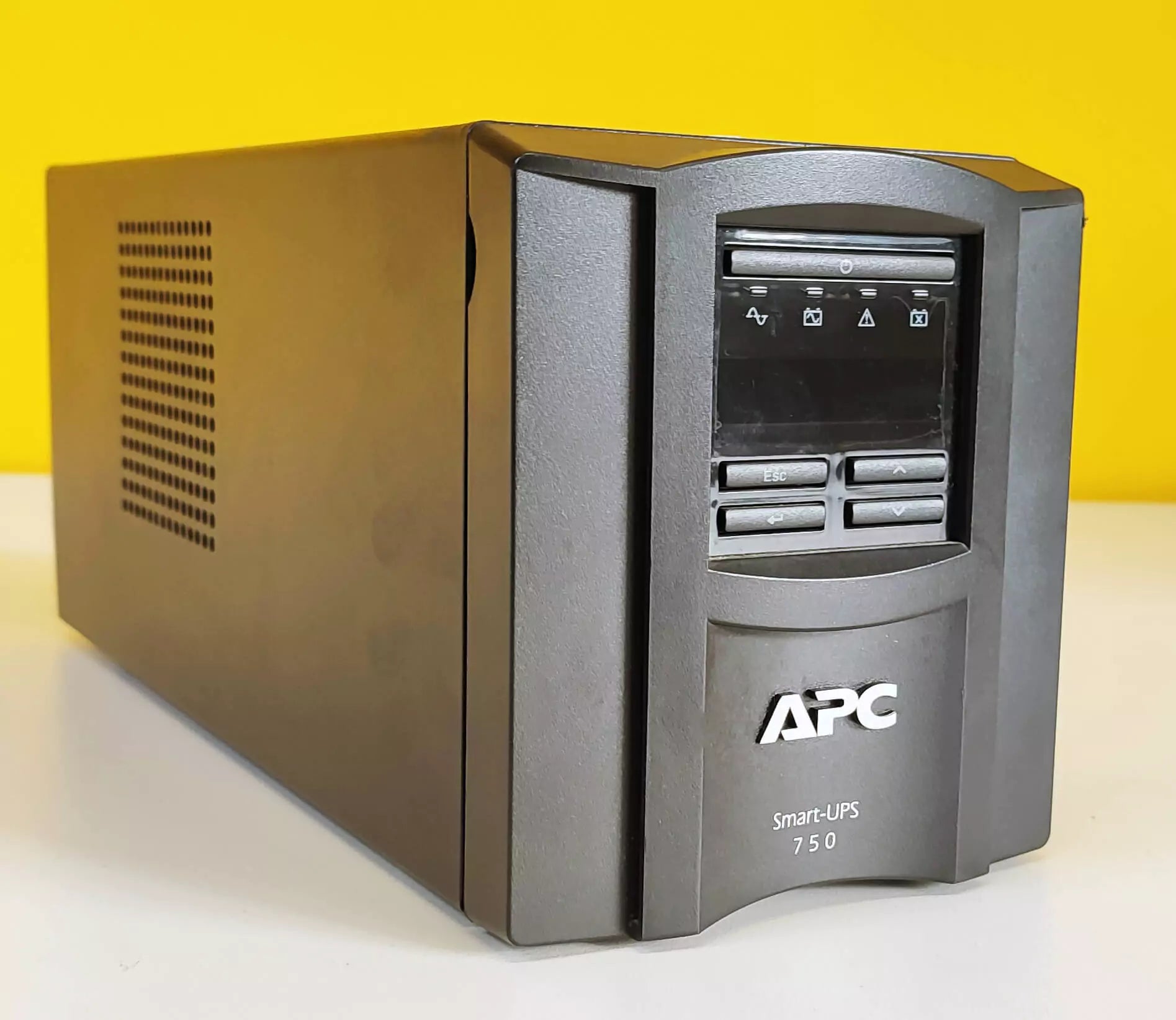 APC SmartUPS LCD 750VA 120V Tower SMT750 - Gruppo Di Continuità Usato (SENZA BATTERIA)