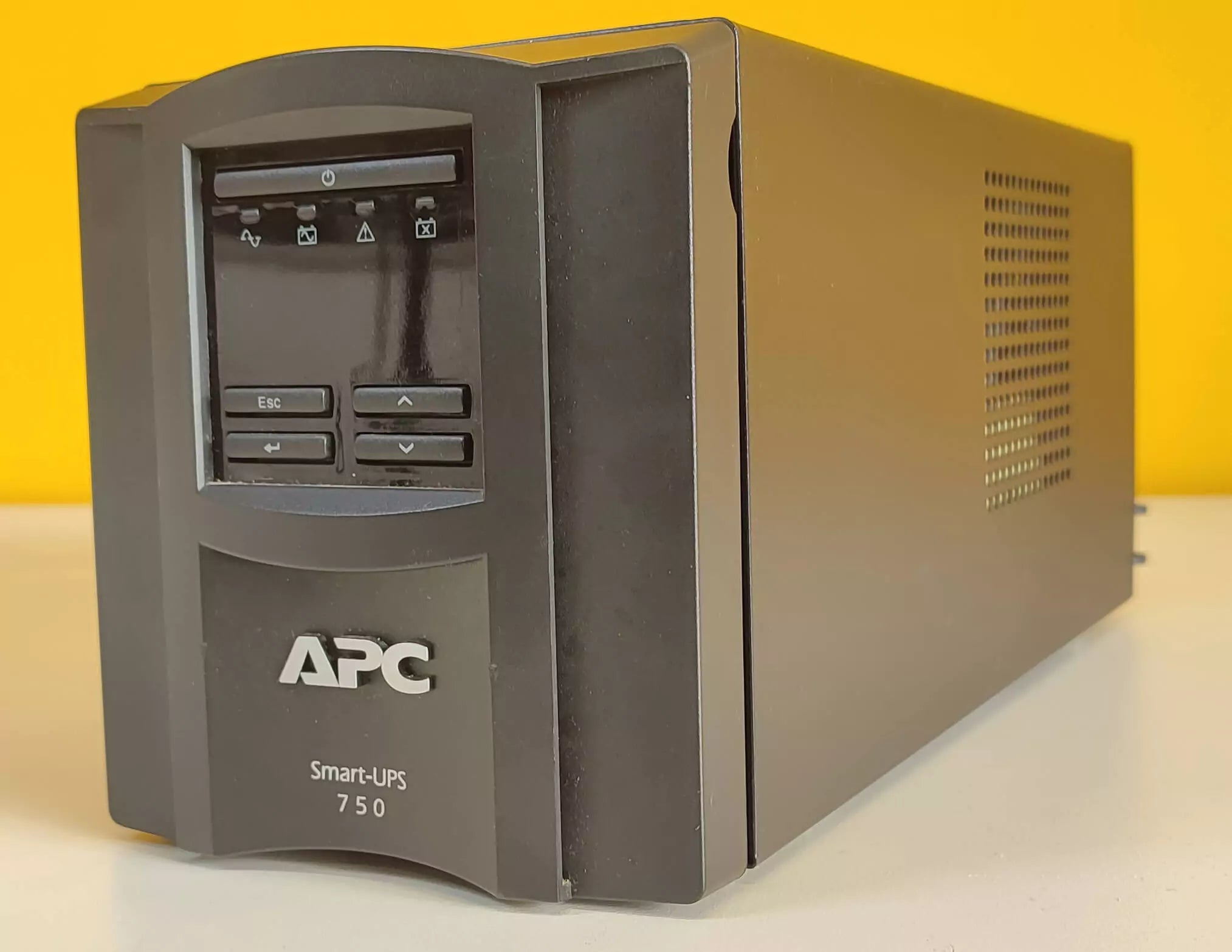 APC Smart-UPS 750