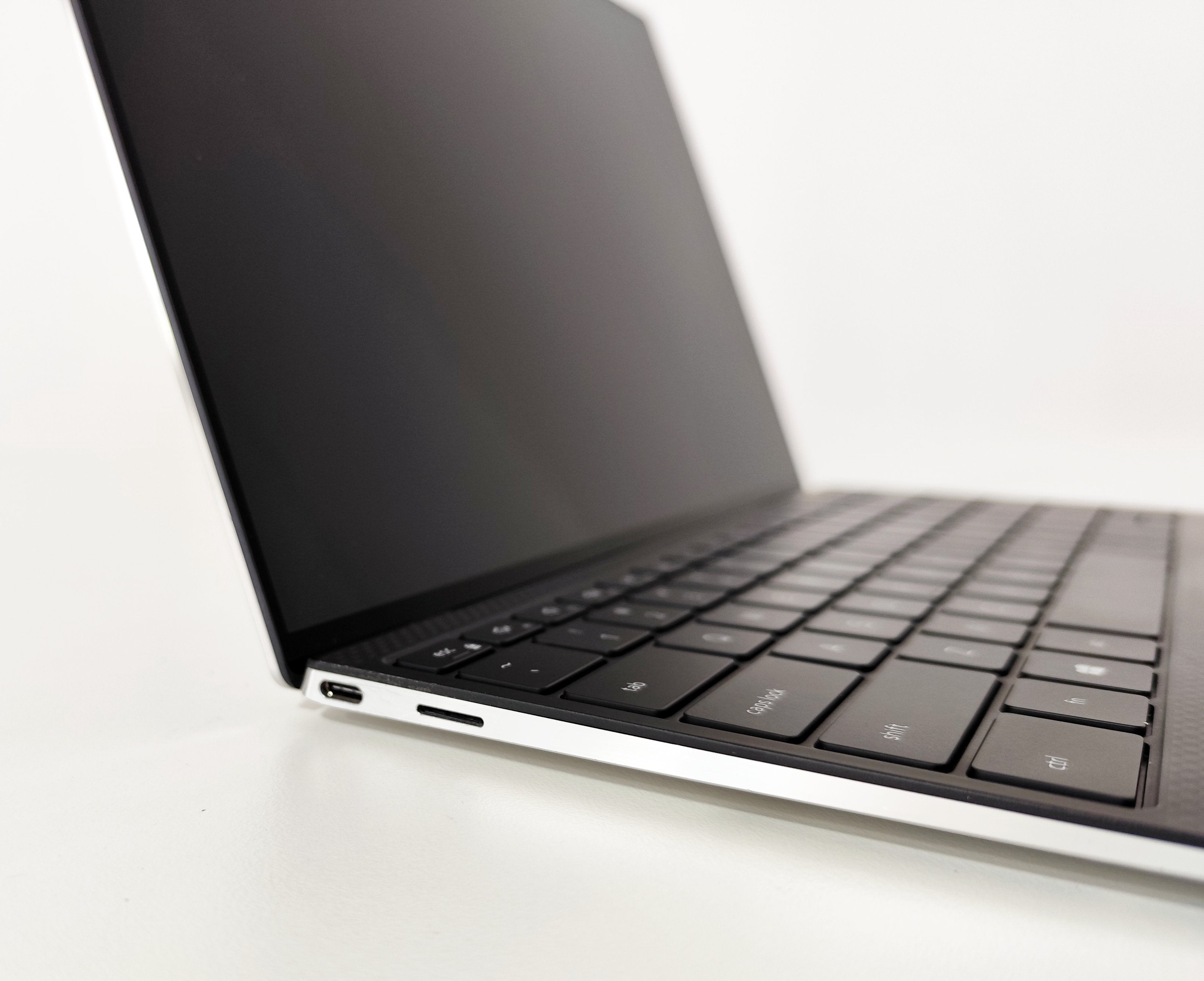 Dell XPS 9310 Notebook 13″ 4K | Intel Core i5-1135G7 | Ram 16 GB |  FreeDOS Eleganza e Potenza