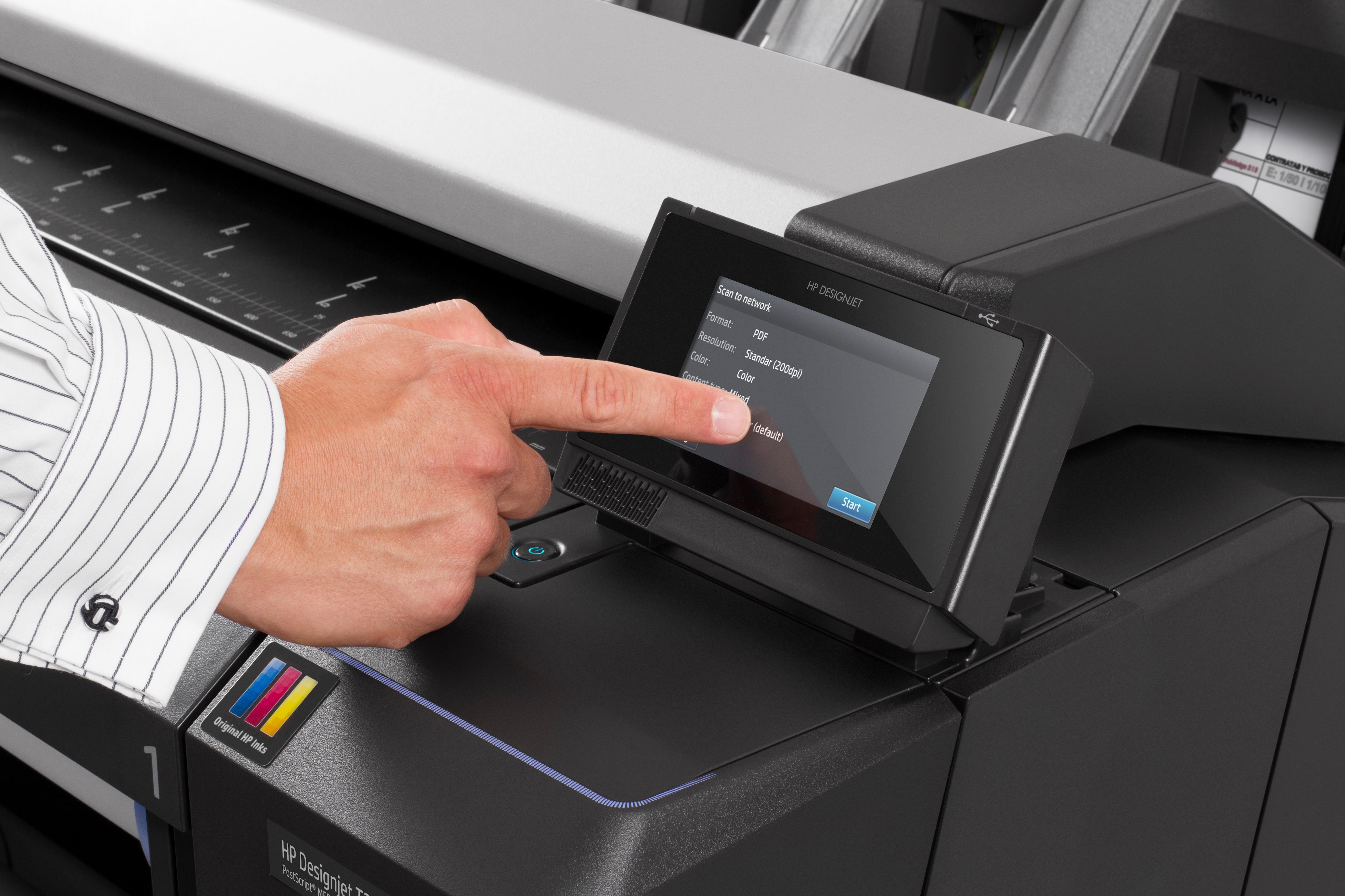 Dettaglio del pannello touchscreen del plotter HP DesignJet T2530, con opzioni di configurazione per stampe professionali.
