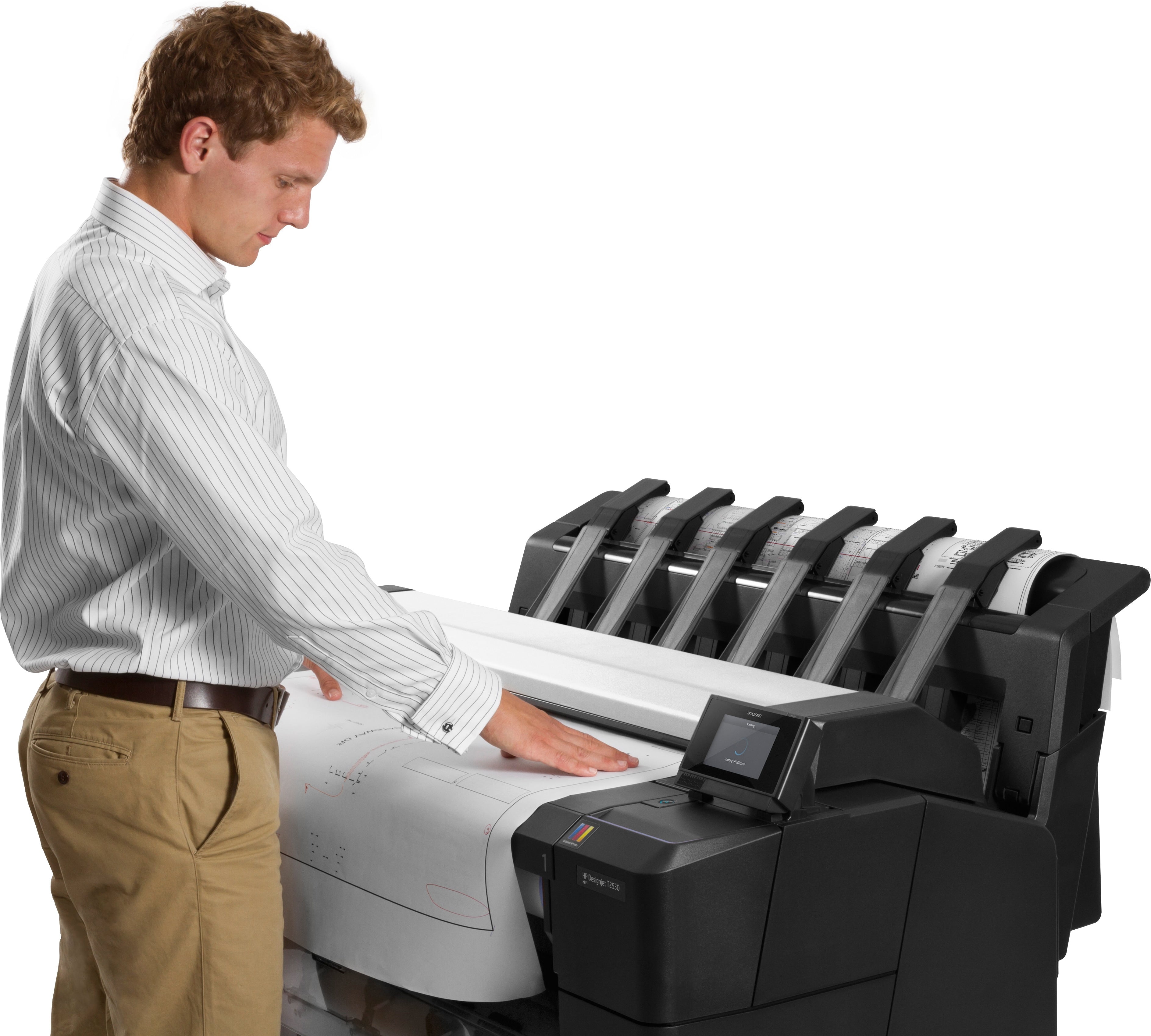 Uomo che utilizza il plotter HP DesignJet T2530 per stampare disegni tecnici di grande formato, evidenziando la facilità d'uso.
