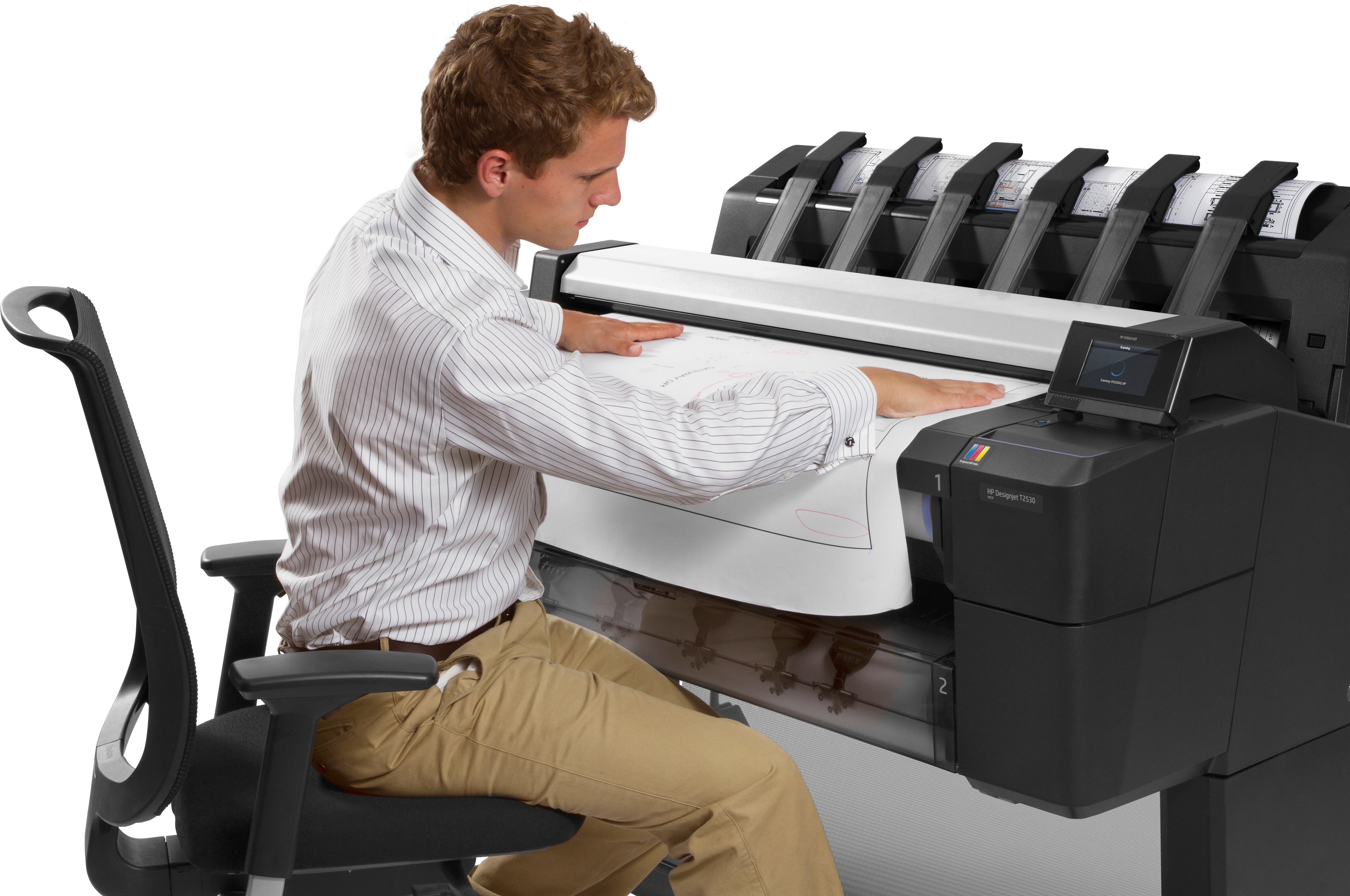 Operatore seduto che utilizza il plotter HP DesignJet T2530 per gestire stampe di precisione su carta di grande formato.