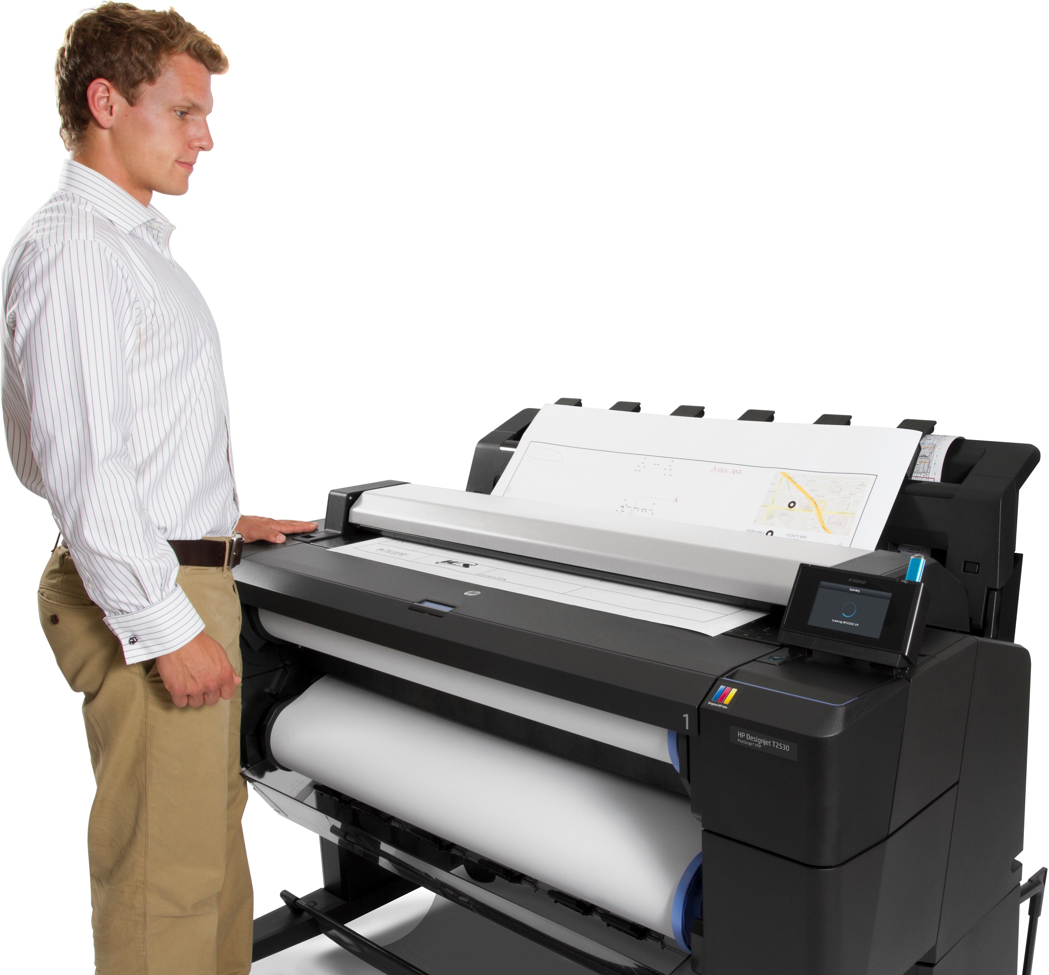 Uomo in piedi accanto al plotter HP DesignJet T2530, osservando un progetto stampato su carta di grande formato.