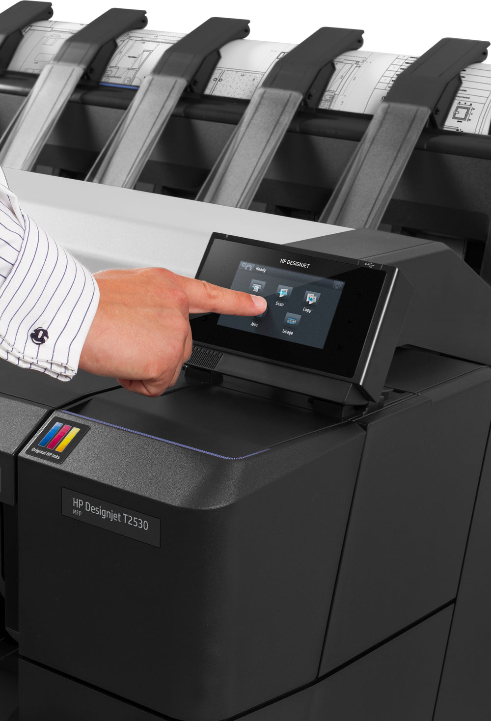 Primo piano del pannello touchscreen del plotter HP DesignJet T2530, con un dito che seleziona le opzioni di stampa.
