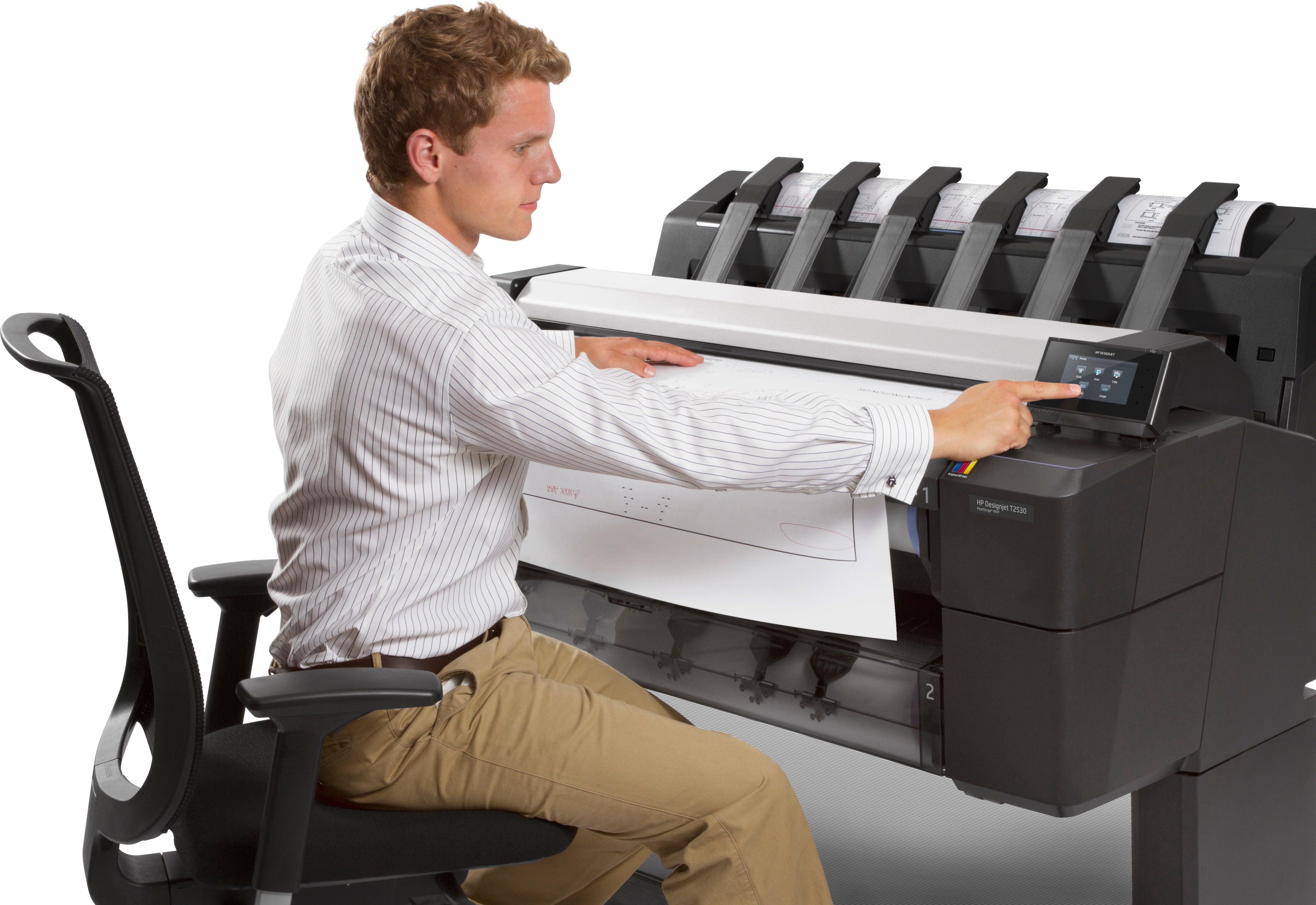 Operatore seduto che interagisce con il pannello di controllo del plotter HP DesignJet T2530 durante la stampa di un progetto.