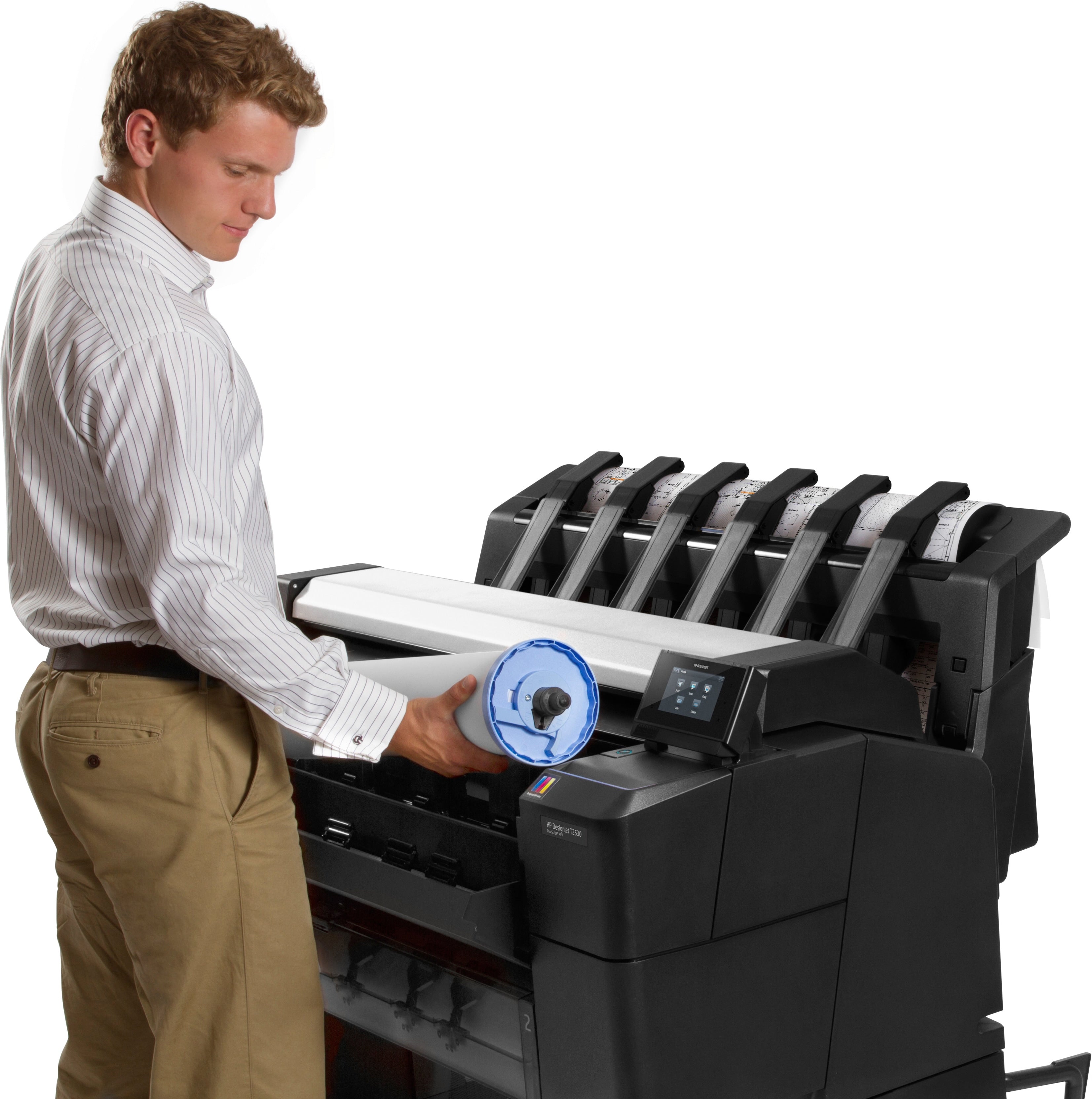 Uomo che sostituisce il toner del plotter HP DesignJet T2530, mostrando la manutenzione semplice e veloce del dispositivo.