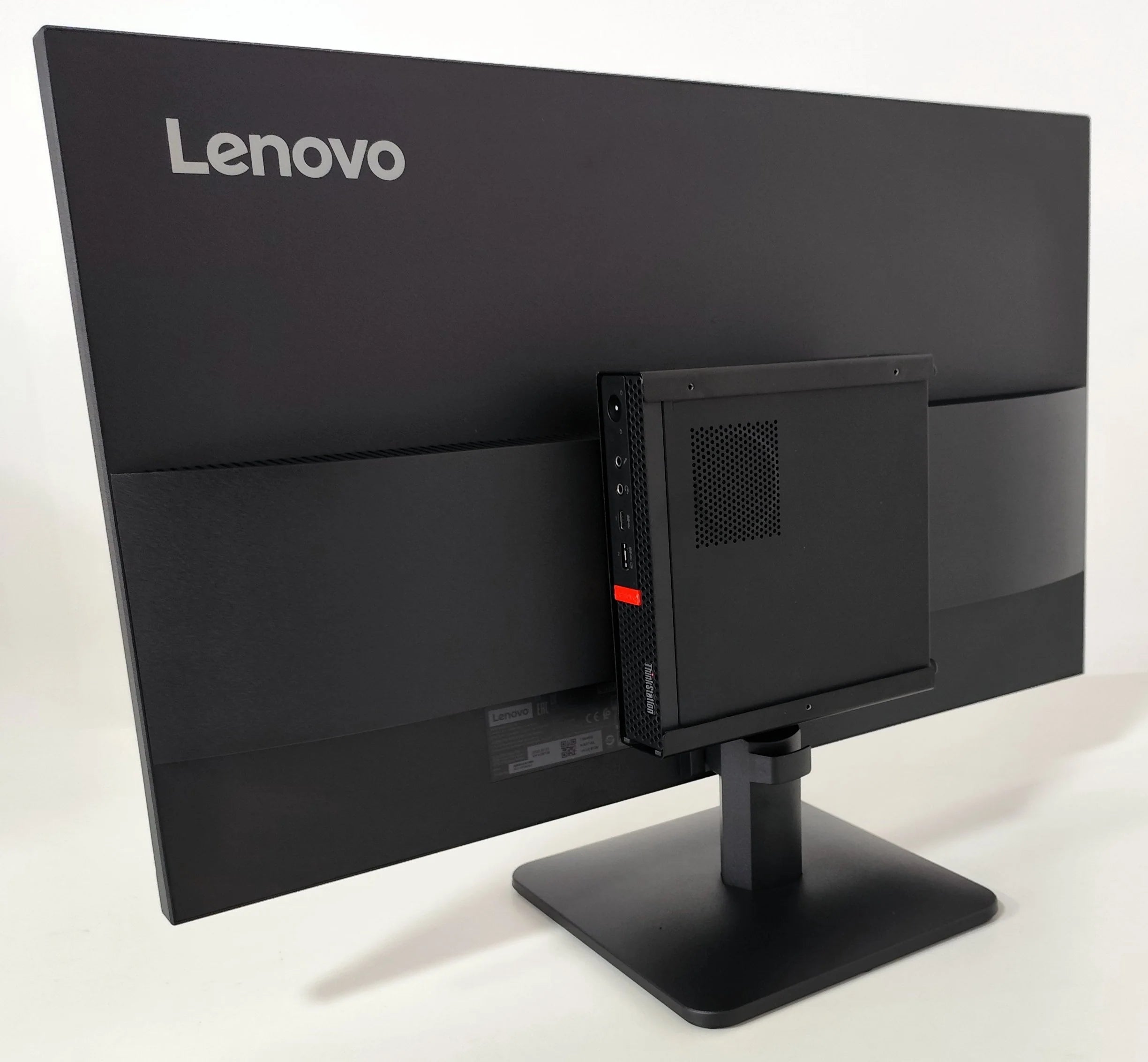 Lenovo All In One 27" FullHD con Mini PC ThinkCentre | Intel Core i7-8700T | Ram 16GB | SSD 1TB | FreeDOS