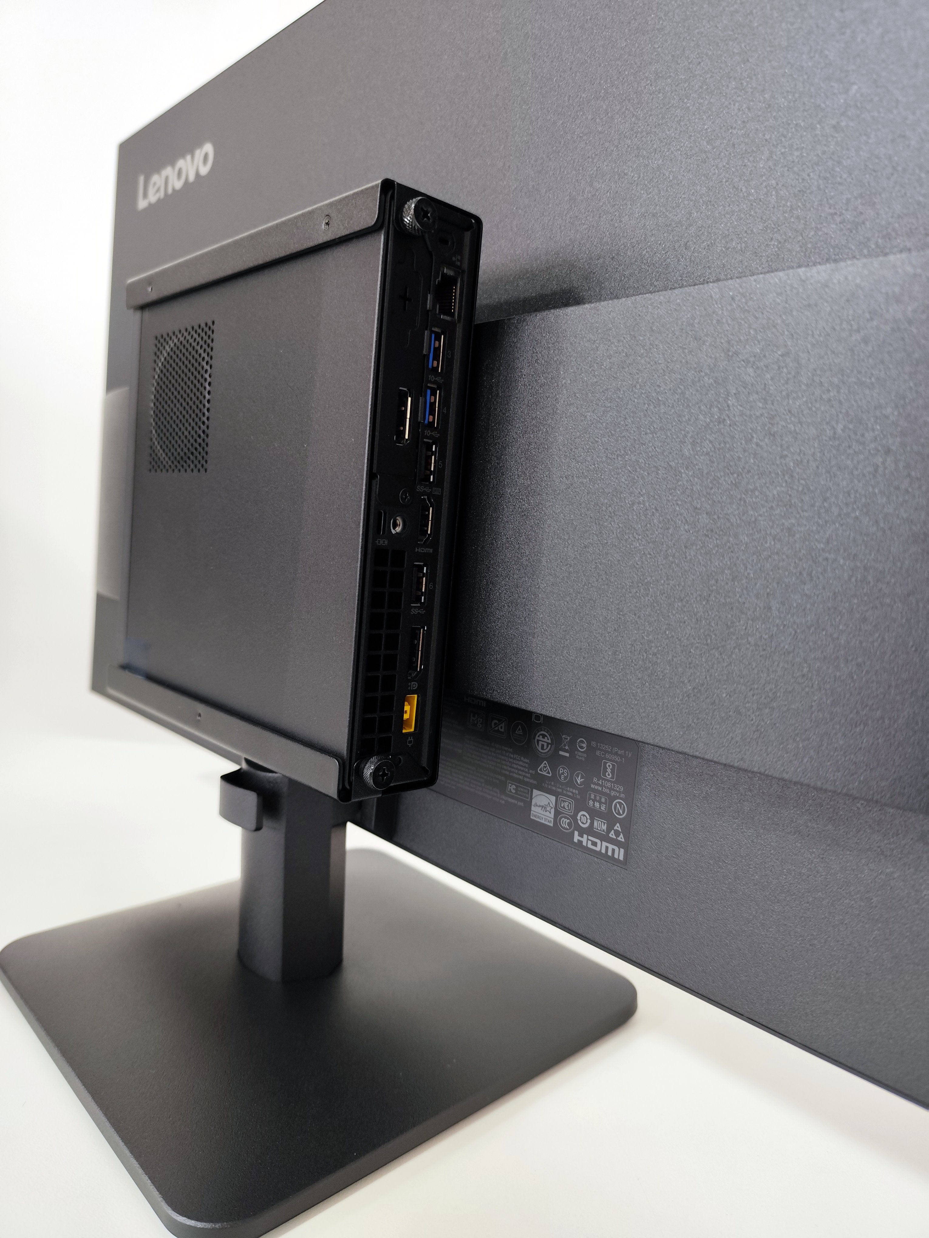 Lenovo All In One 27" FullHD con Mini PC ThinkCentre | Intel Core Ottava GEN | FreeDOS