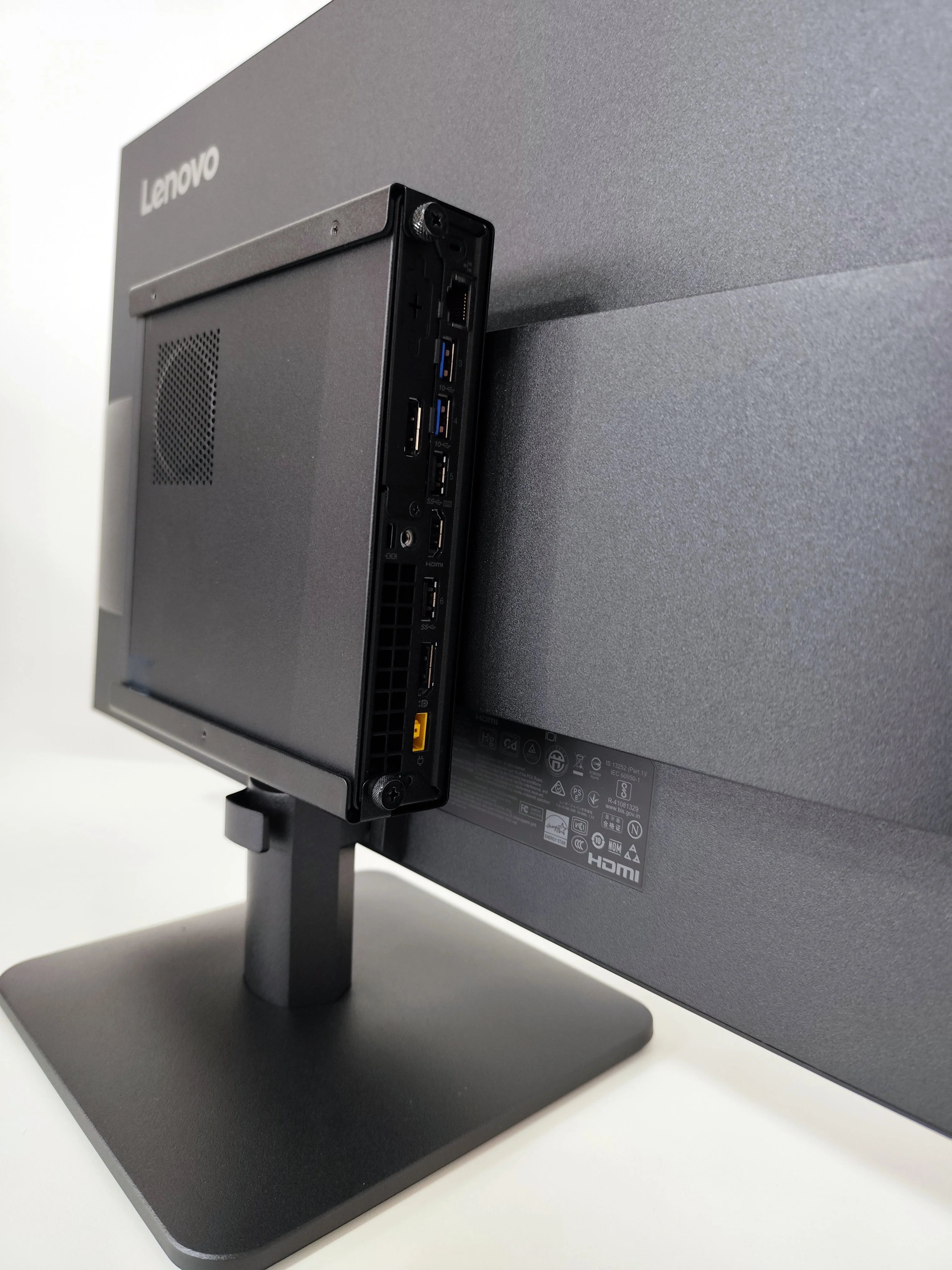 Lenovo All In One 27" FullHD con Mini PC ThinkCentre | Intel Core i7-8700T | Ram 16GB | SSD 1TB | FreeDOS